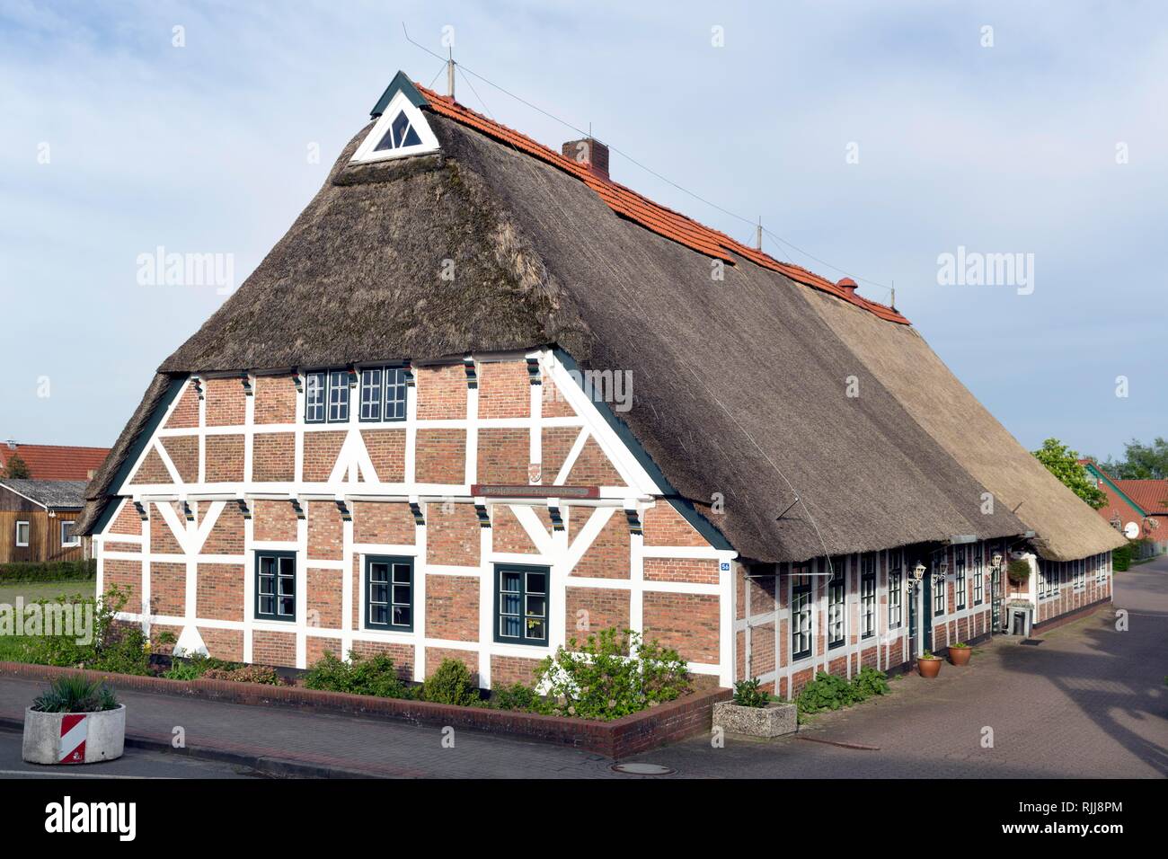 Altländer farmhouse, half-timbered house with thatched roof, Neuenkirchen, Lühe, Altes Land, Lower Saxony, Germany Stock Photo