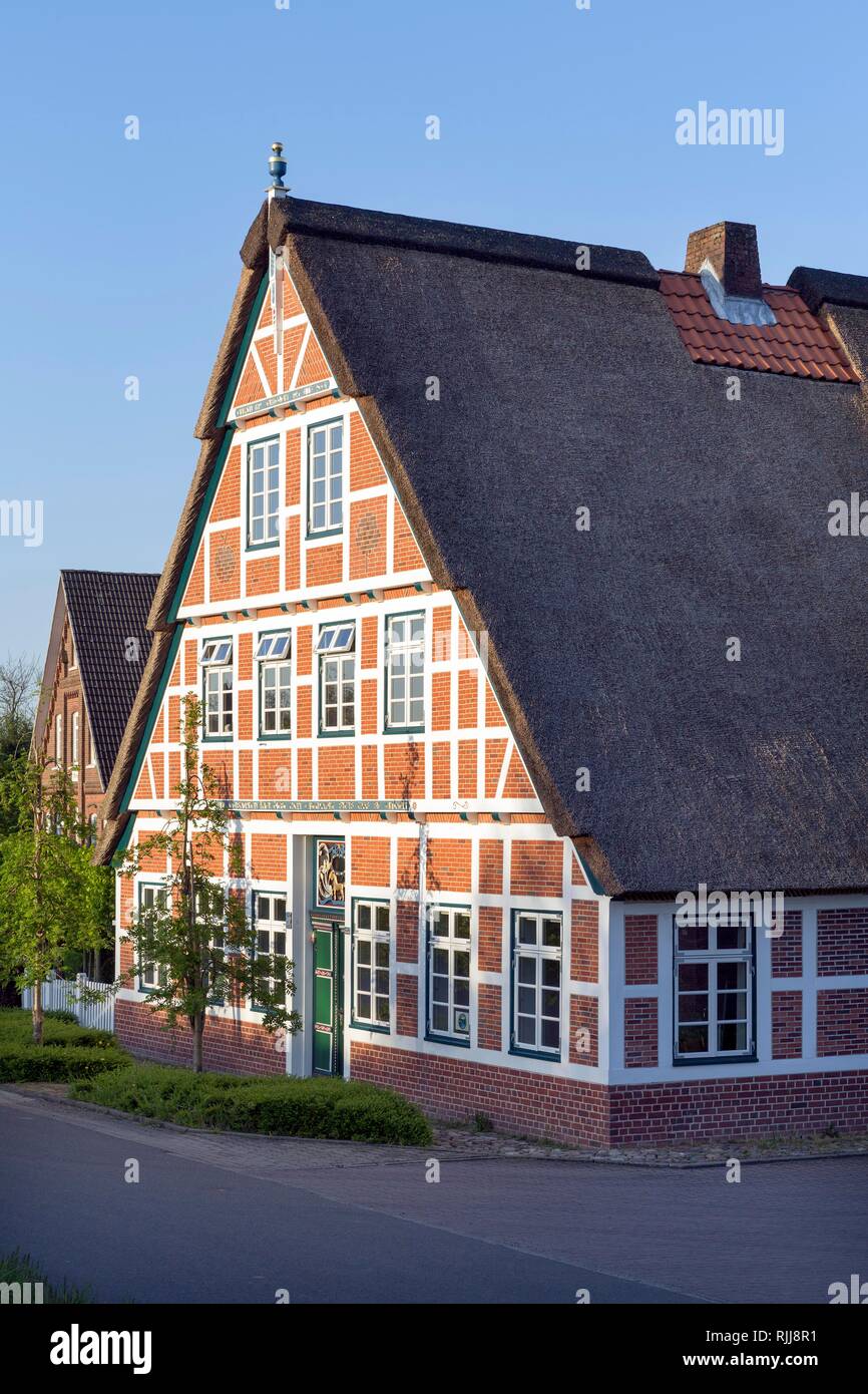 Altländer farmhouse from 1712, half-timbered house with thatched roof, Estebrügge, Jork, Altes Land, Lower Saxony, Germany Stock Photo