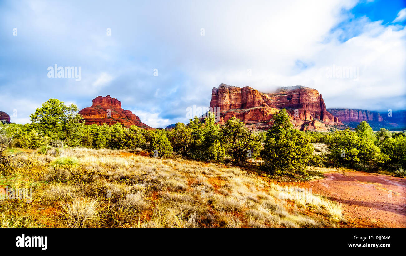 Clouds and blue sky over Bell Rock and Courthouse Butte between the Village of Oak Creek and the town of Sedona in northern Arizona, USA Stock Photo