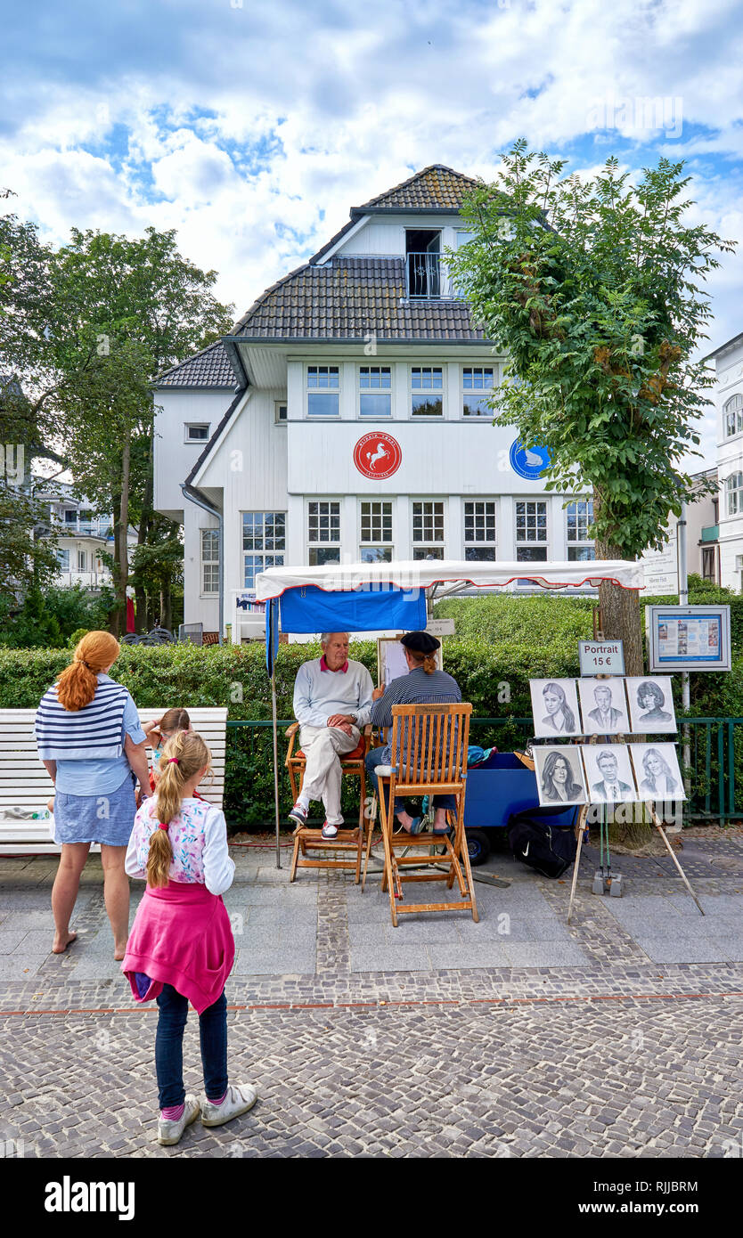 A street painter on the beach promenade at the Baltic Sea. Binz on the island of Rügen. Germany Stock Photo