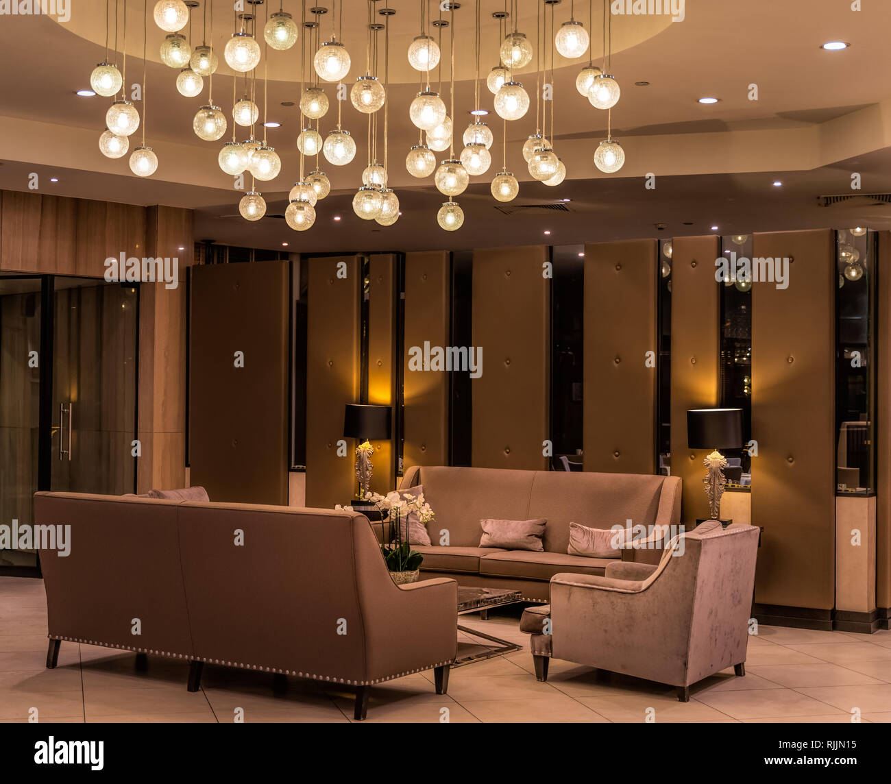 Luxury hotel lobby chairs hi-res stock photography and images - Alamy