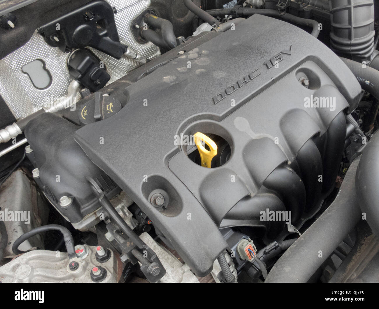 Hyundai 1.6 litre Petrol DOHC 16v Petrol Car Engine ( Euro 5 compliant ) Stock Photo