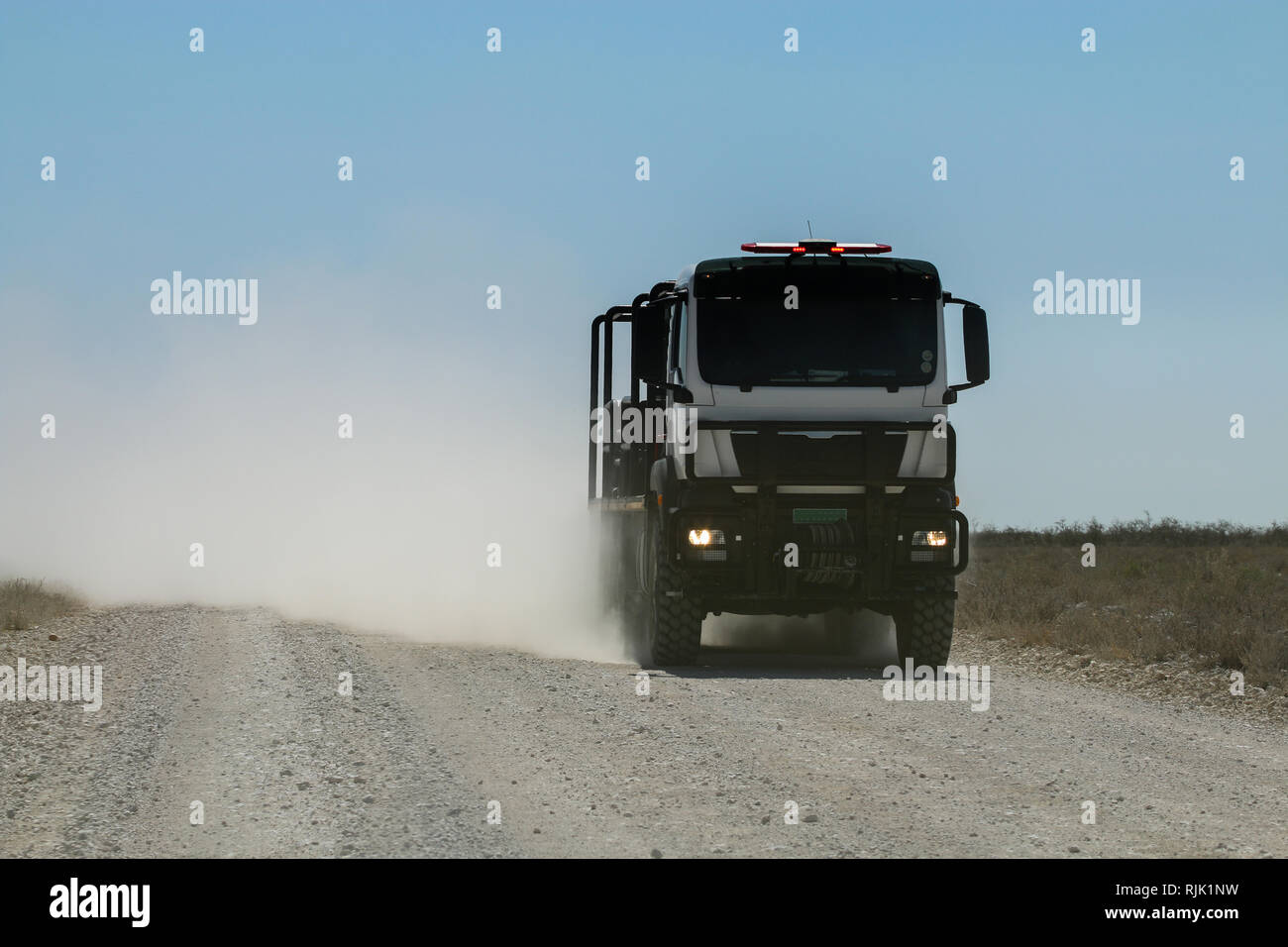 Lkw auf einer Schotterpiste im Etosha-Nationalpark Stock Photo