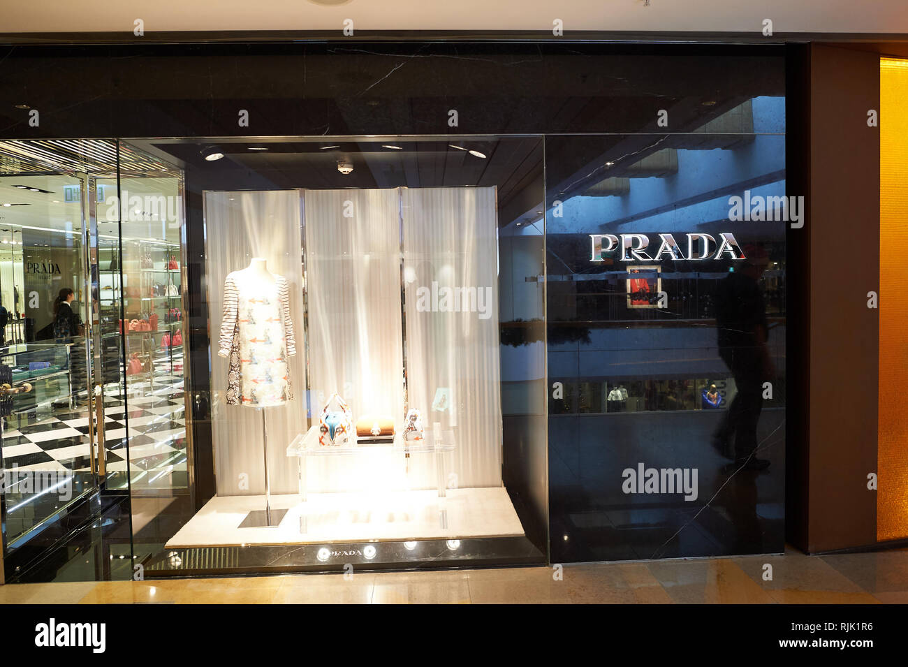 Shopping malls in hong kong hi-res stock photography and images - Alamy