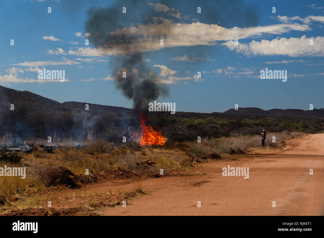Feuer am Straßenrand in Namibia Stock Photo