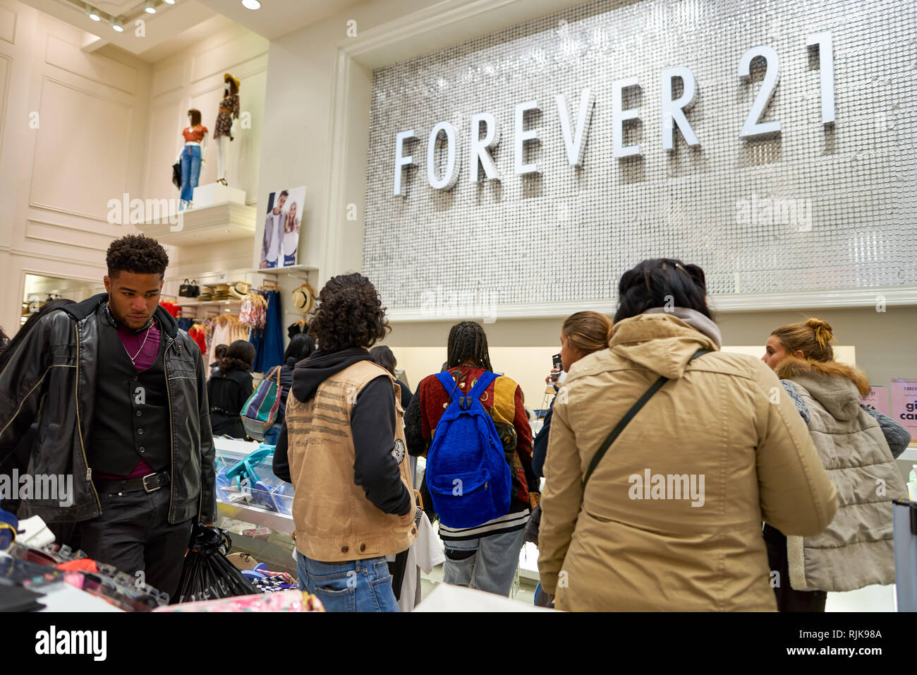 Forever 21 nyc hi-res stock photography and images - Alamy