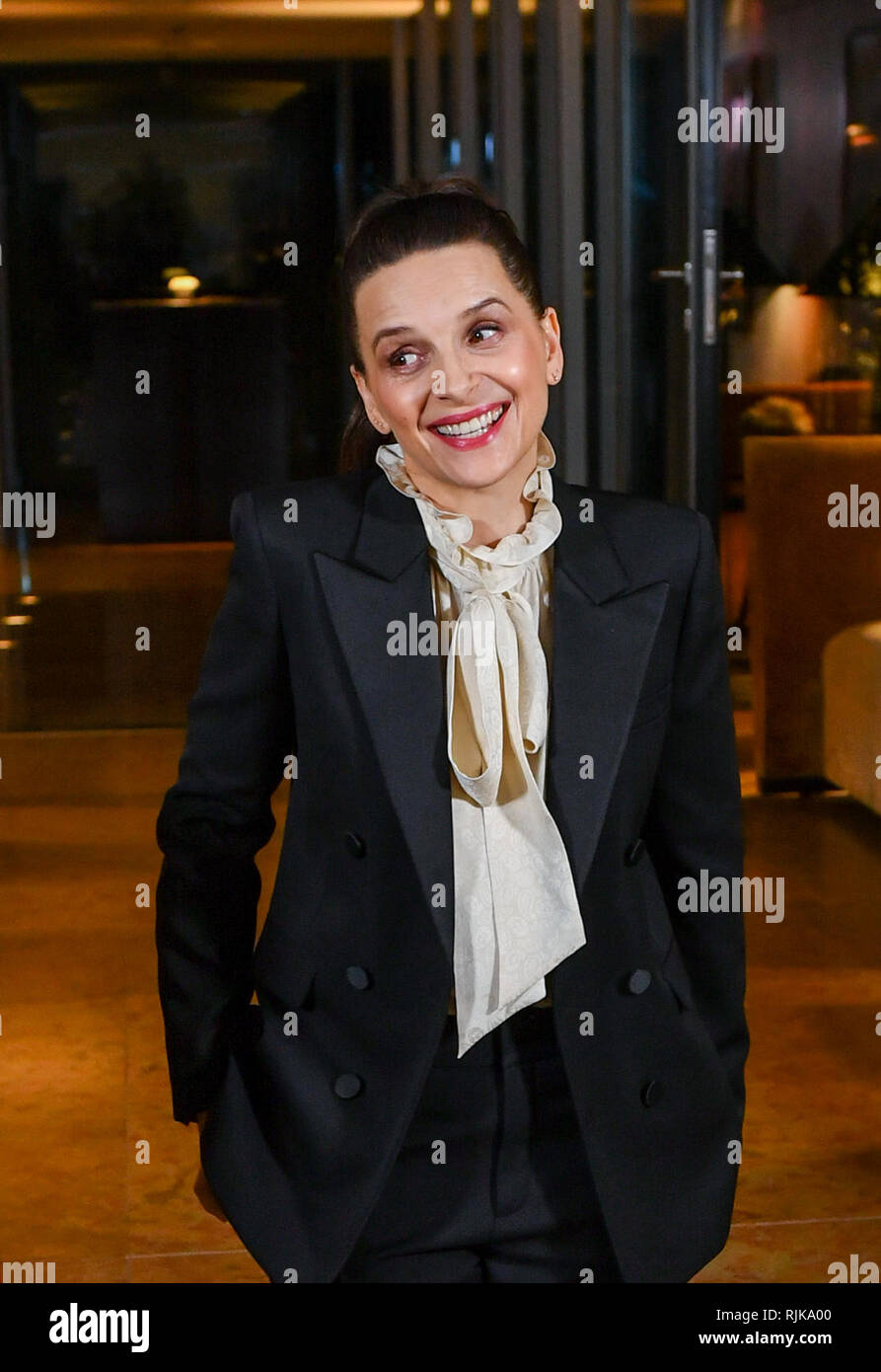 Berlin, Germany. 06th Feb, 2019. Juliette Binoche, French actress and jury president of the Berlinale, comes to the Hotel Mandala for a jury dinner before the start of the Berlinale. Credit: Jens Kalaene/dpa-Zentralbild/dpa/Alamy Live News Stock Photo