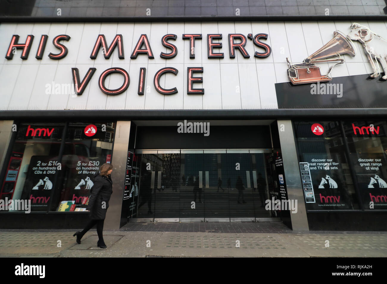 London Uk 6th February 19 Pedestrians Walk Past The Closed Hmv Flagship Store In Oxford Street The Collapsed Music Chain Hmv His Master S Voice Has Been Bought By Canadian Firm Sunrise Records