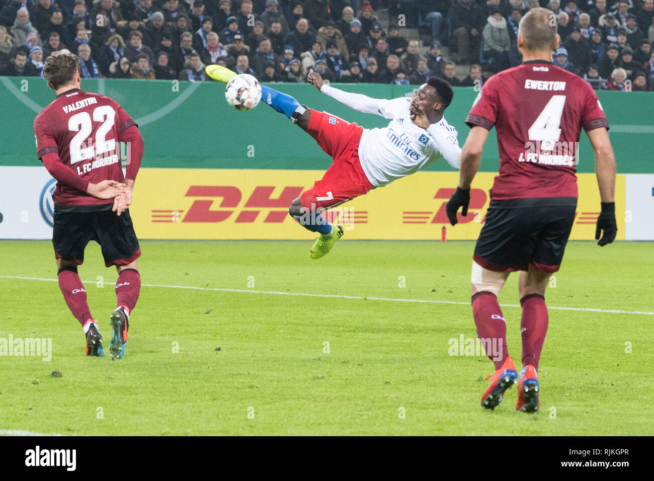 Hamburg, Deutschland. 05th Feb, 2019. Khaled NAREY (mi., HH) takes the ball Volley, Action, Fight for the ball, Football DFB Cup, Round of 16, Hamburg Hamburg Hamburg (HH) - 1.FC Nuremberg (N) 1: 0, on 05.02.2019 in Hamburg/Germany. ¬ | usage worldwide Credit: dpa/Alamy Live News Stock Photo