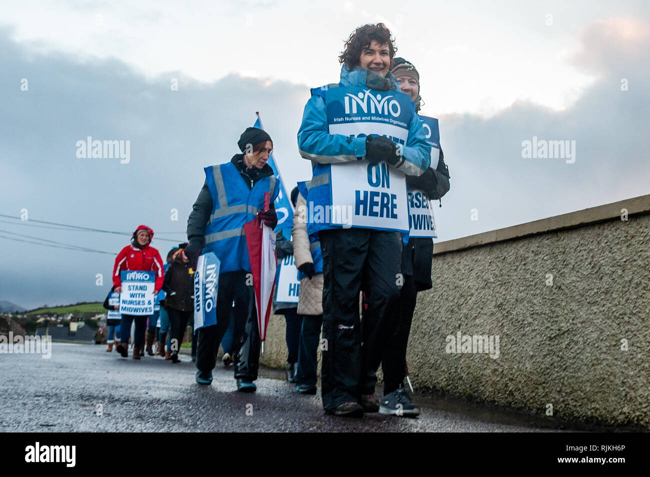 Bantry, West Cork, Ireland. 7th Feb, 2019. Striking nurses from Bantry General Hospital picket the hospital entrance for a third day after the Government refused to engage with the INMO over the pay and staff recruitment and retention issues. Credit: AG News/Alamy Live News. Stock Photo