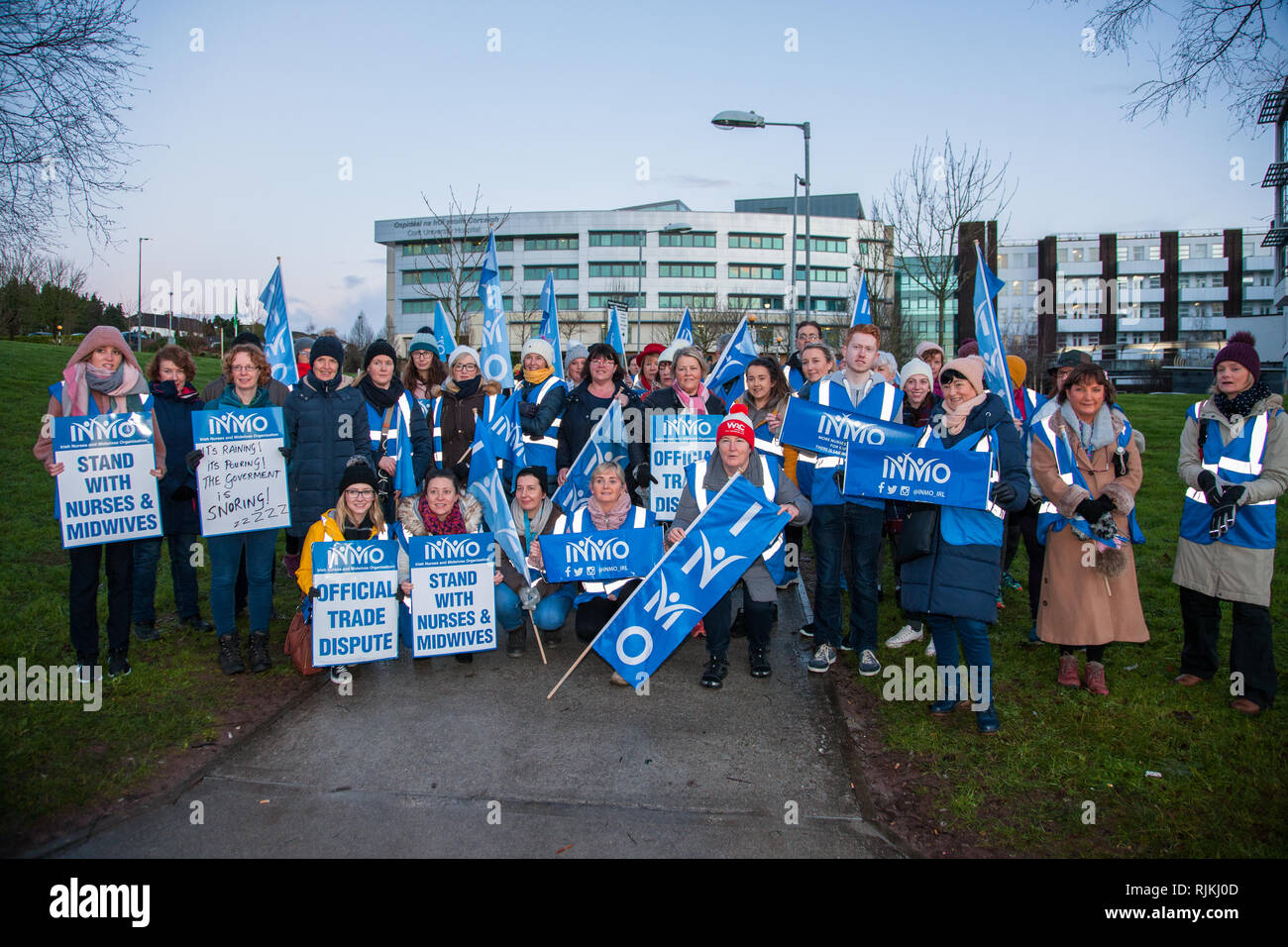 Cork City, Cork, Ireland. 07th February, 2019. Nurses picketing outside