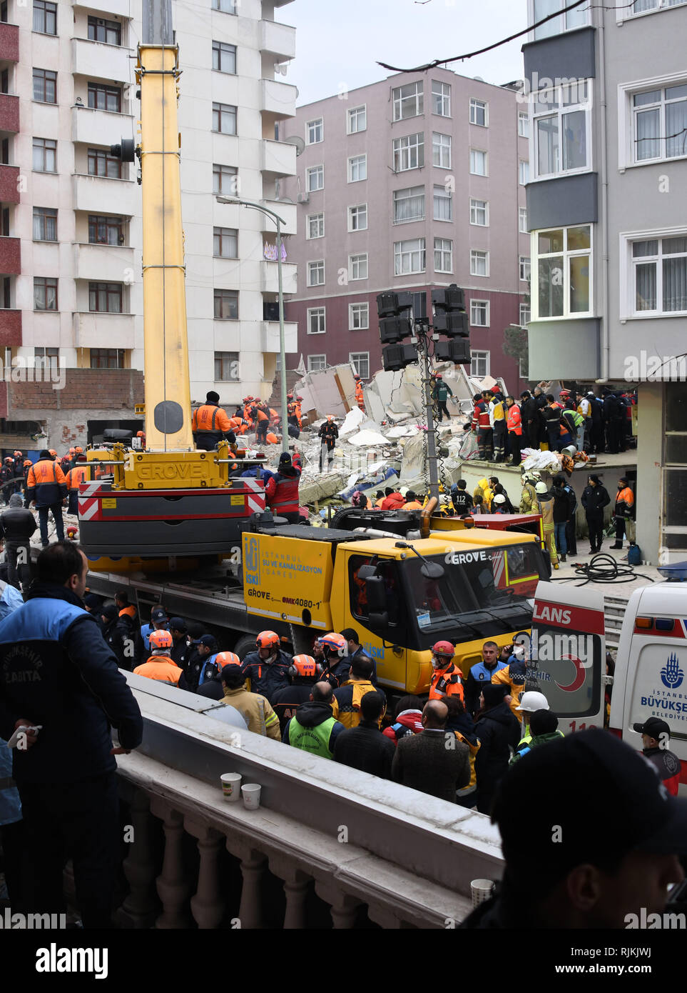 Istanbul, Turkey. 7th Feb, 2019. Rescue workers are seen at the scene ...