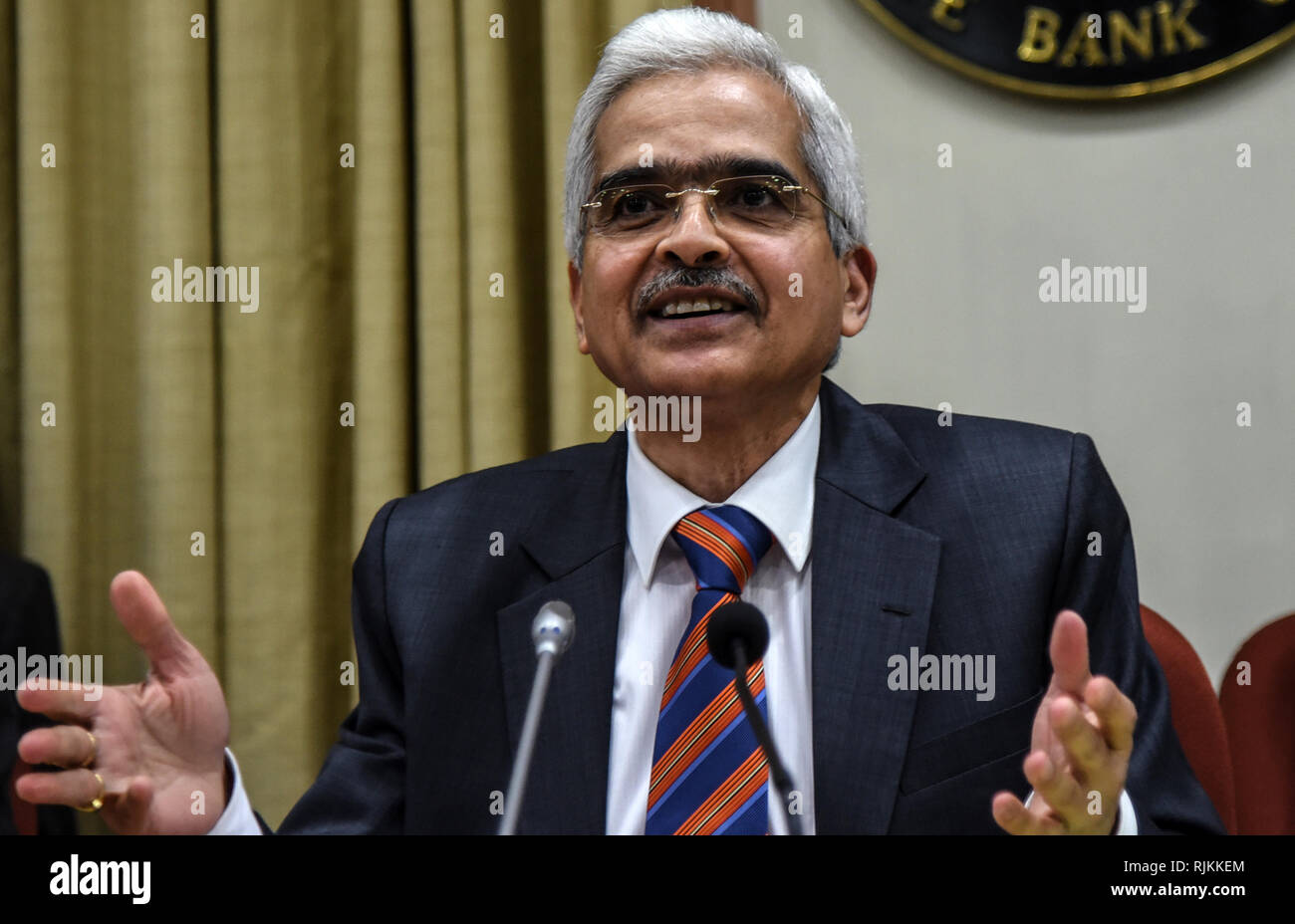 (190207) -- MUMBAI, Feb. 7, 2019 (Xinhua) -- The Reserve Bank of India (RBI) Governor Shaktikanta Das attends a news conference after a monetary policy review in Mumbai, India, Feb. 7, 2019. India's central bank - the Reserve Bank of India (RBI) on Thursday reduced the repo rate, or the interest rate at which it lends money to banks, by a marginal 25 basis points.     The new repo rate now stands at 6.25 percent from the earlier 6.50 percent. (Xinhua/Stringer) Stock Photo