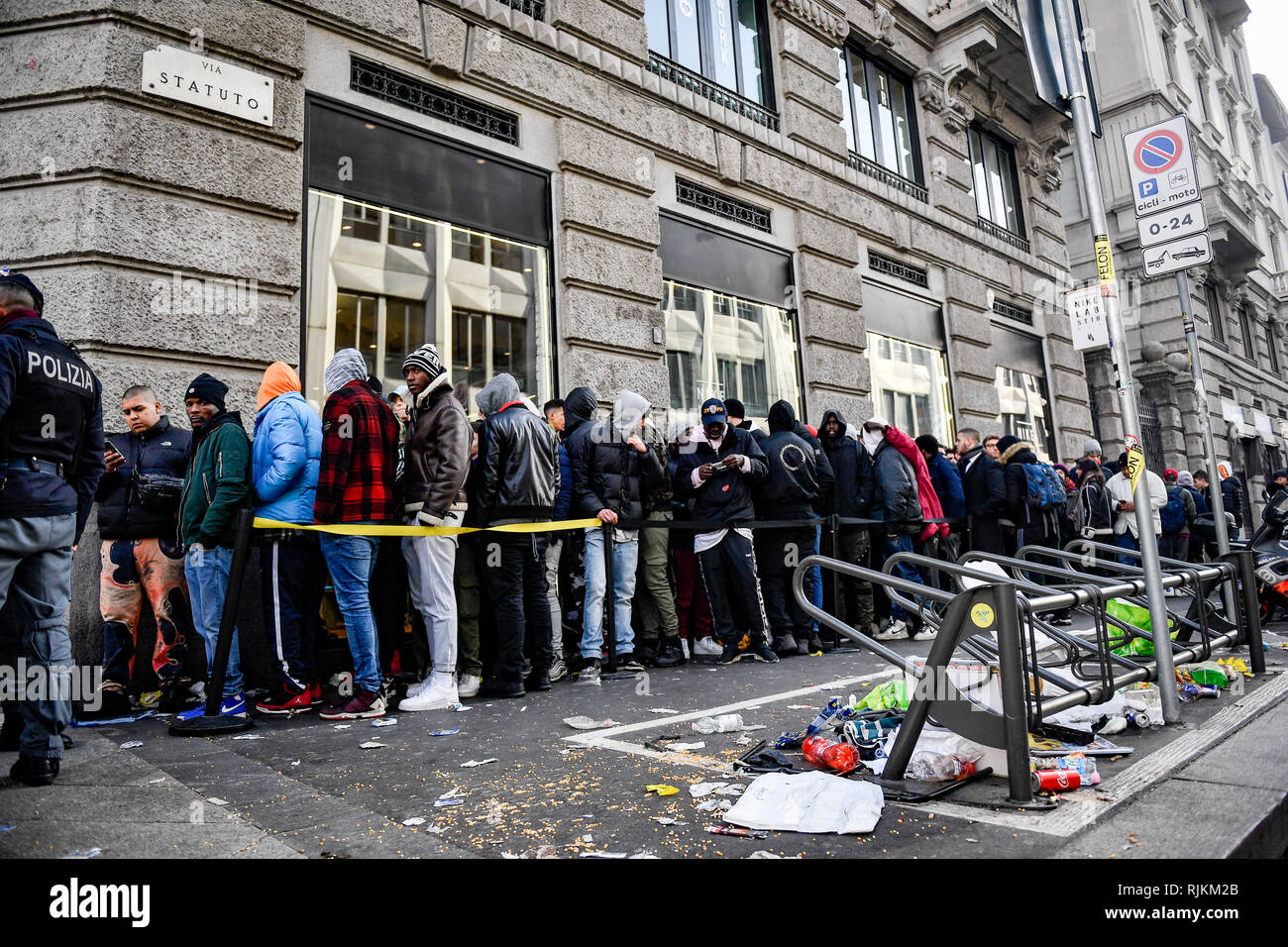 Foto Claudio Furlan LaPresse 07-02-2019 Milano ( Italia ) cronaca Coda al Nike  store di largo