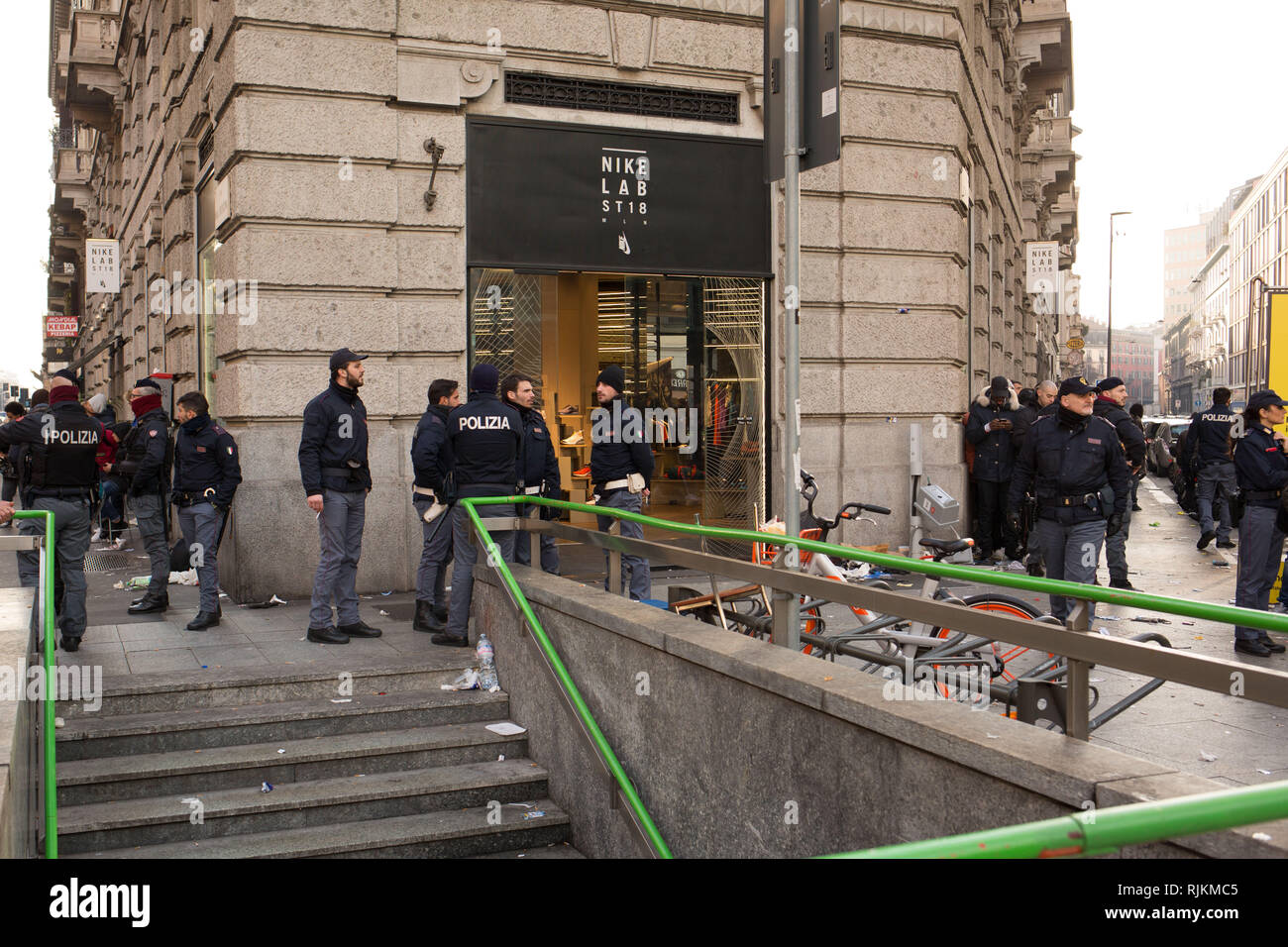 Foto Francesco Bozzo- LaPresse 07-02-2019 Milano ( Italia ) Cronaca La fila  allo store Nike, davanti