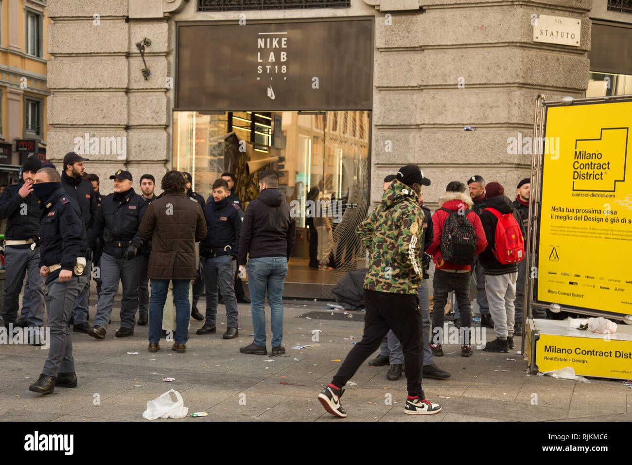 Foto Francesco Bozzo- LaPresse 07-02-2019 Milano ( Italia ) Cronaca La fila  allo store Nike, davanti