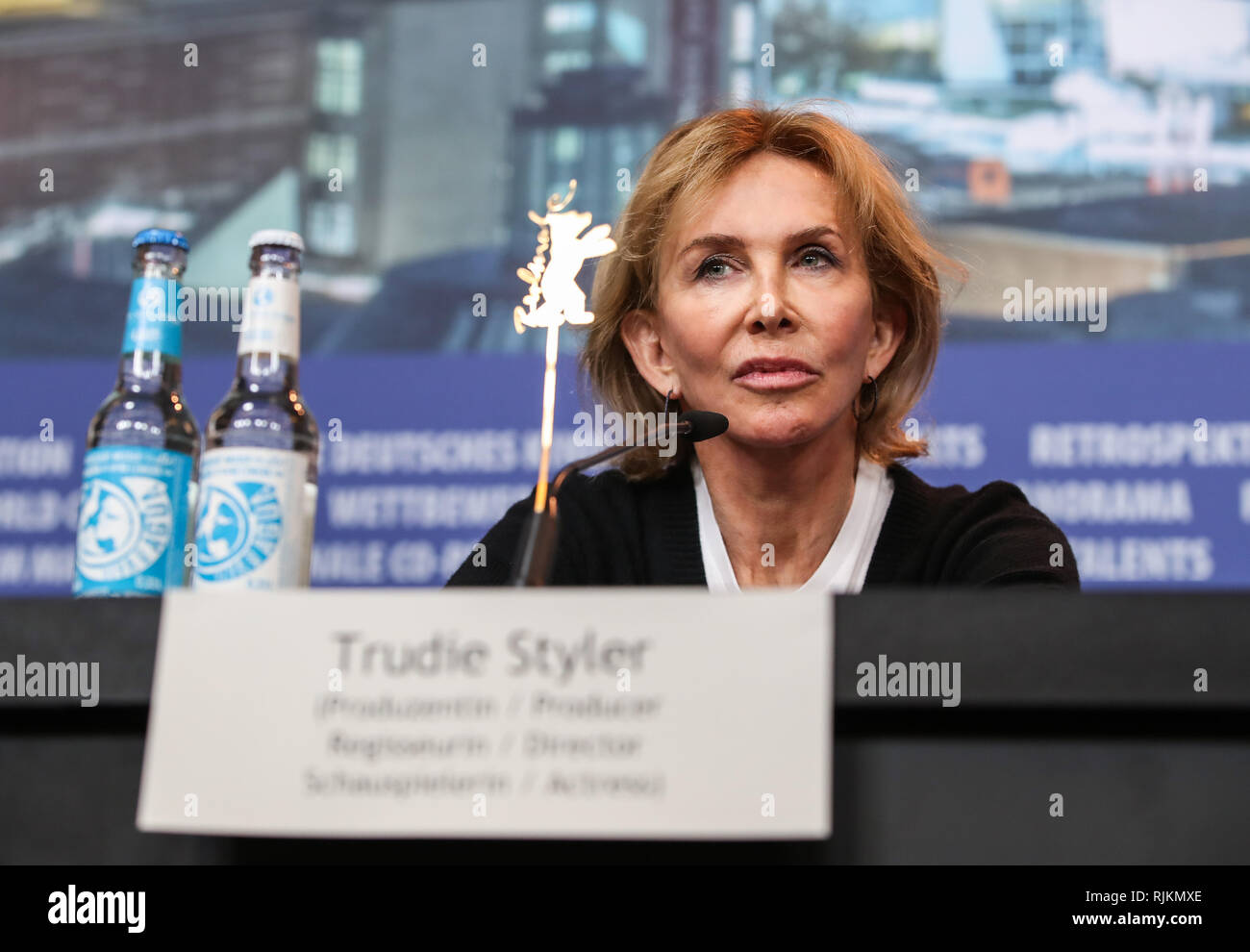 (190207) -- BERLIN, Feb. 7, 2019 (Xinhua) -- Member of the Berlinale 2019 jury Trudie Styler attends a press conference during the 69th Berlin International Film Festival in Berlin, capital of Germany, Feb. 7, 2019. The 69th Berlin International Film Festival kicked off here on Thursday and is scheduled to last until Feb. 17. (Xinhua/Shan Yuqi) Stock Photo
