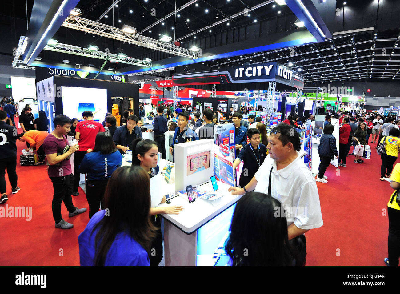 190207) -- BANGKOK, Feb. 7, 2019 (Xinhua) -- People visit ...