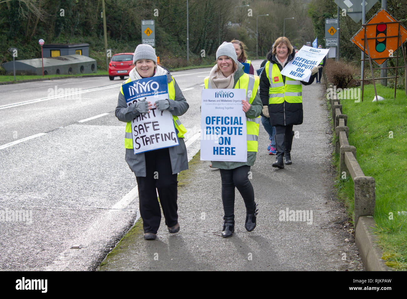 Irish nurses taking industrial action on a picket line over pay claim Stock Photo
