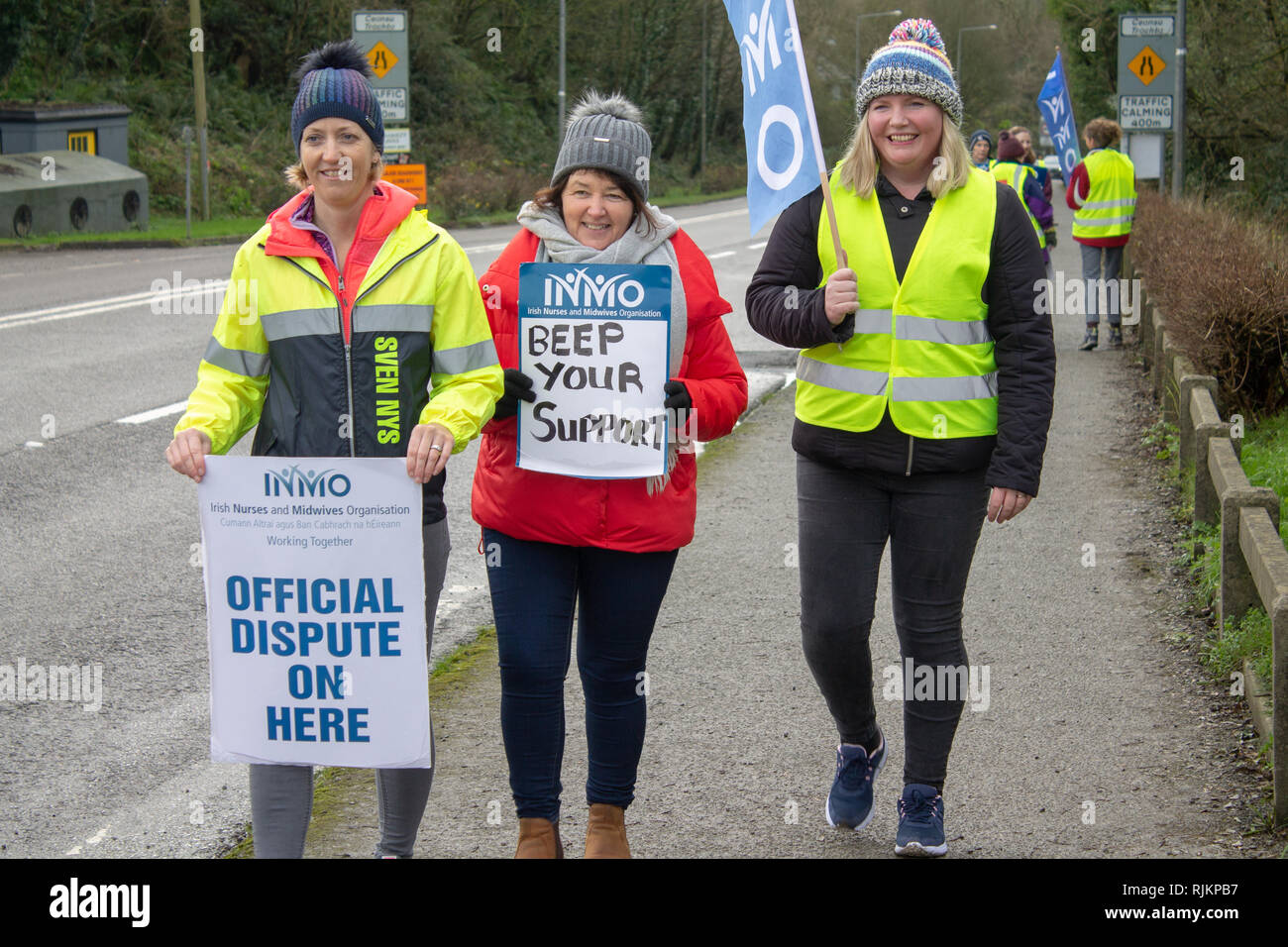 Irish nurses taking industrial action on a picket line over pay claim Stock Photo