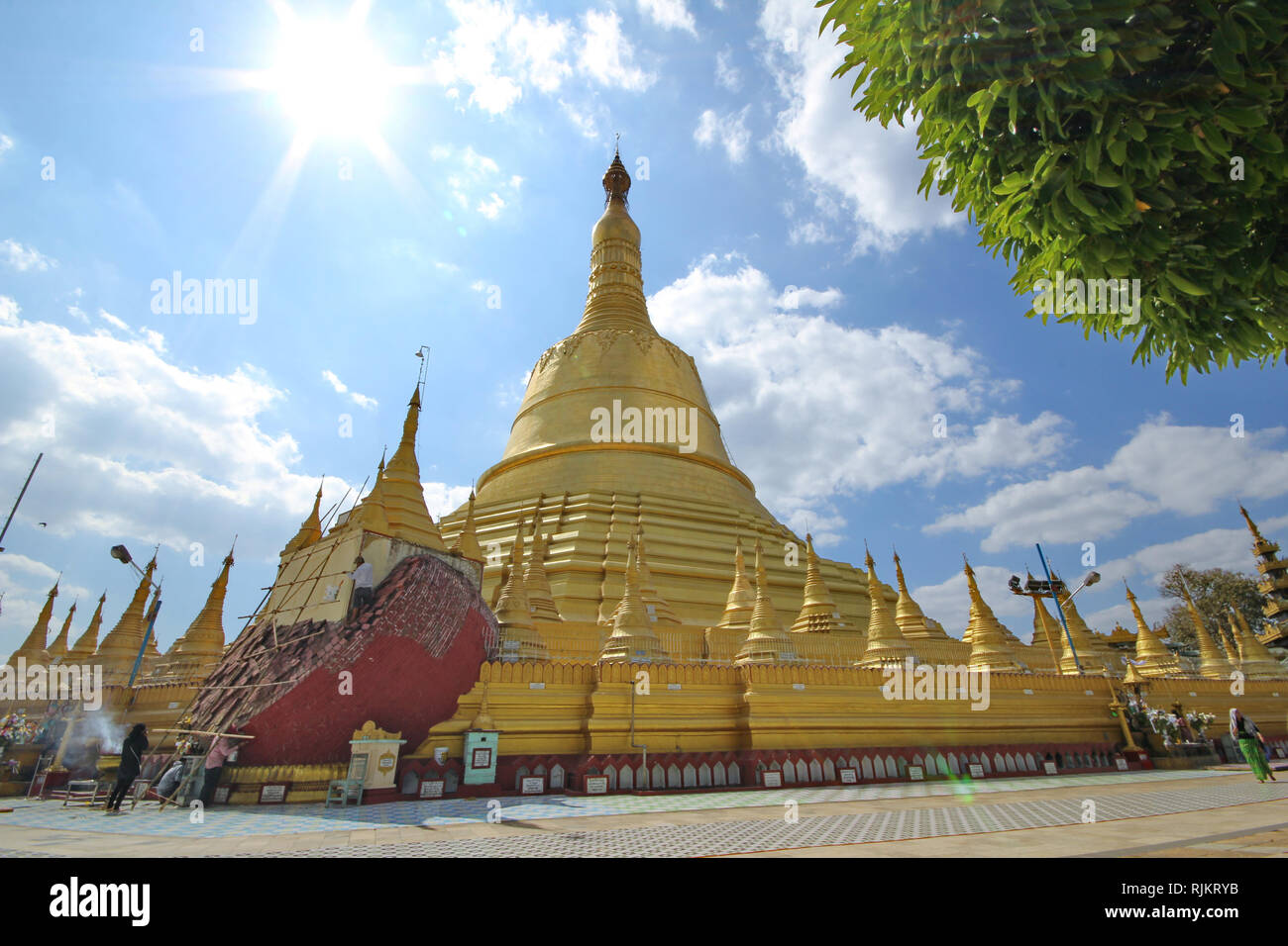 Bago, Myanmar,Feb 2,2018, Take photo the Shwemawdaw Pagoda ,the tallest pagoda in Myanmar, referred to as the Golden God Temple Stock Photo