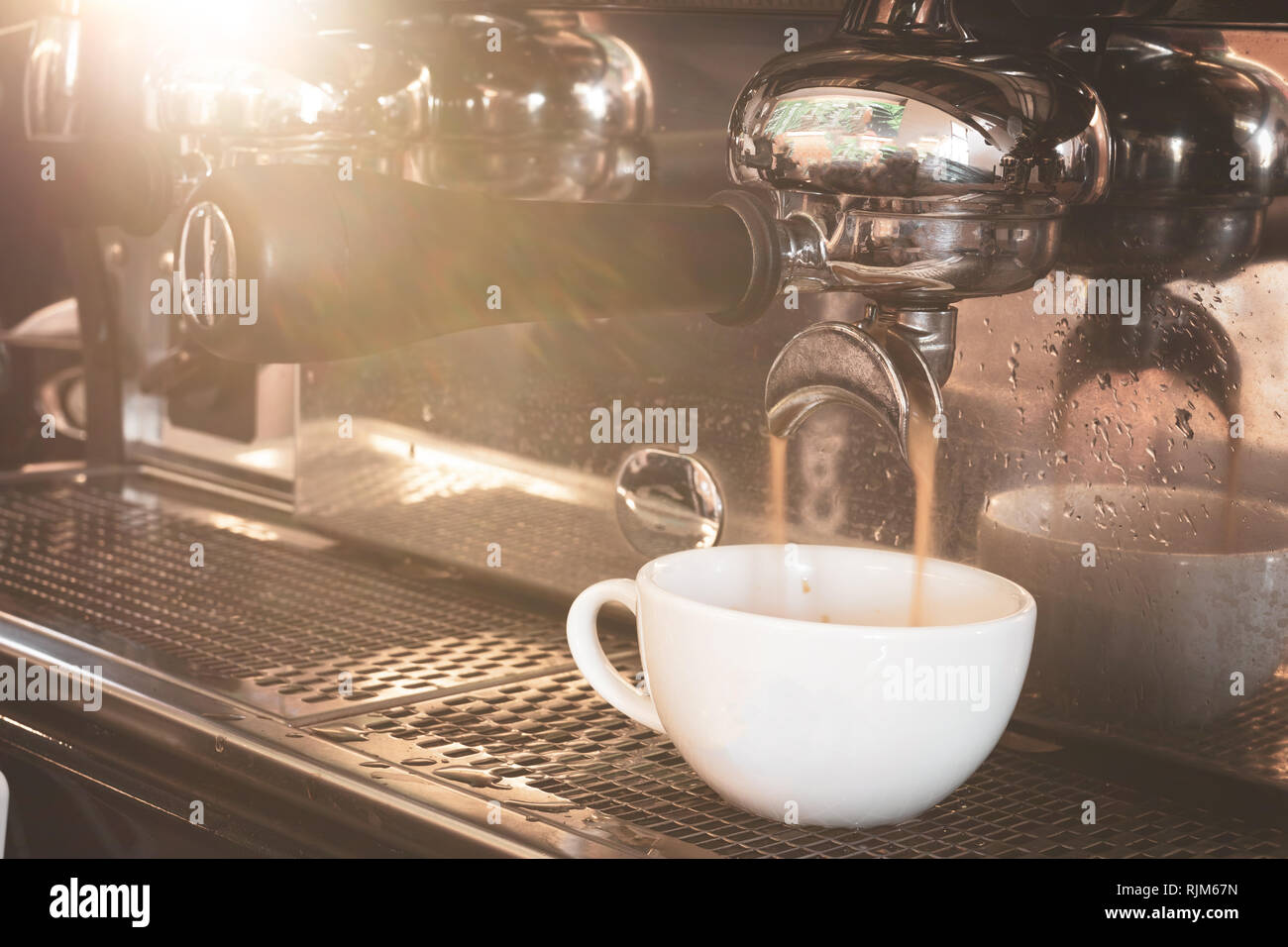 https://c8.alamy.com/comp/RJM67N/coffee-machine-preparing-fresh-coffee-in-white-cup-RJM67N.jpg