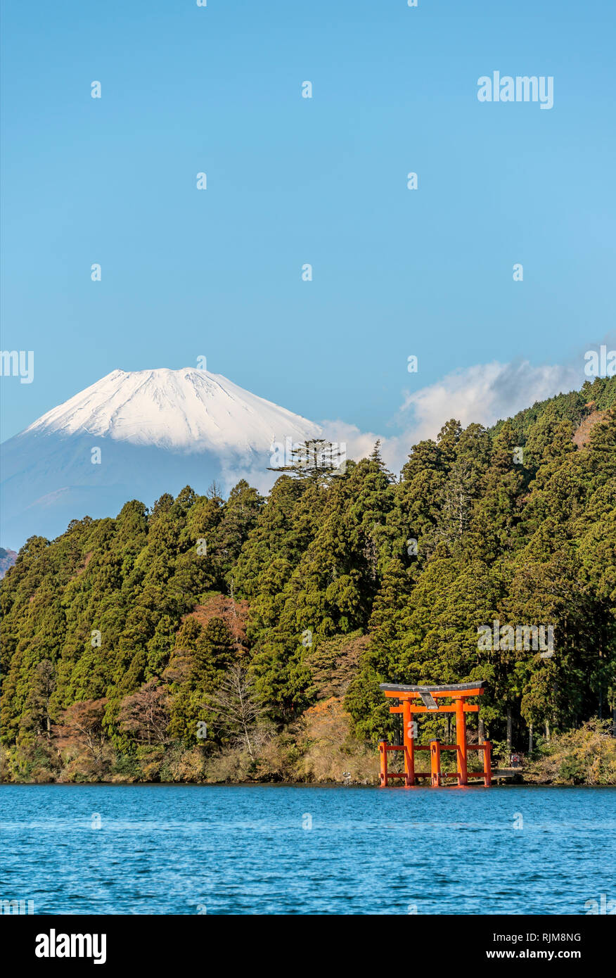 Hakone Shrine at Lake Ashi with Mt.Fuji at the background, Hakone ...