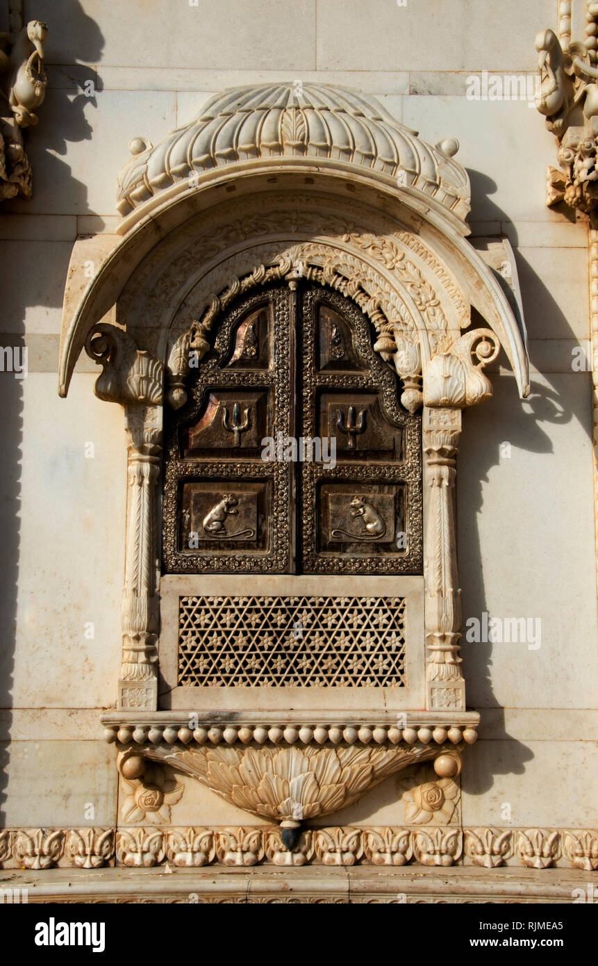 Carved window on the outer wall of the temple, Karni Mata or the Temple of Rats, Bikaner, Rajasthan, India Stock Photo