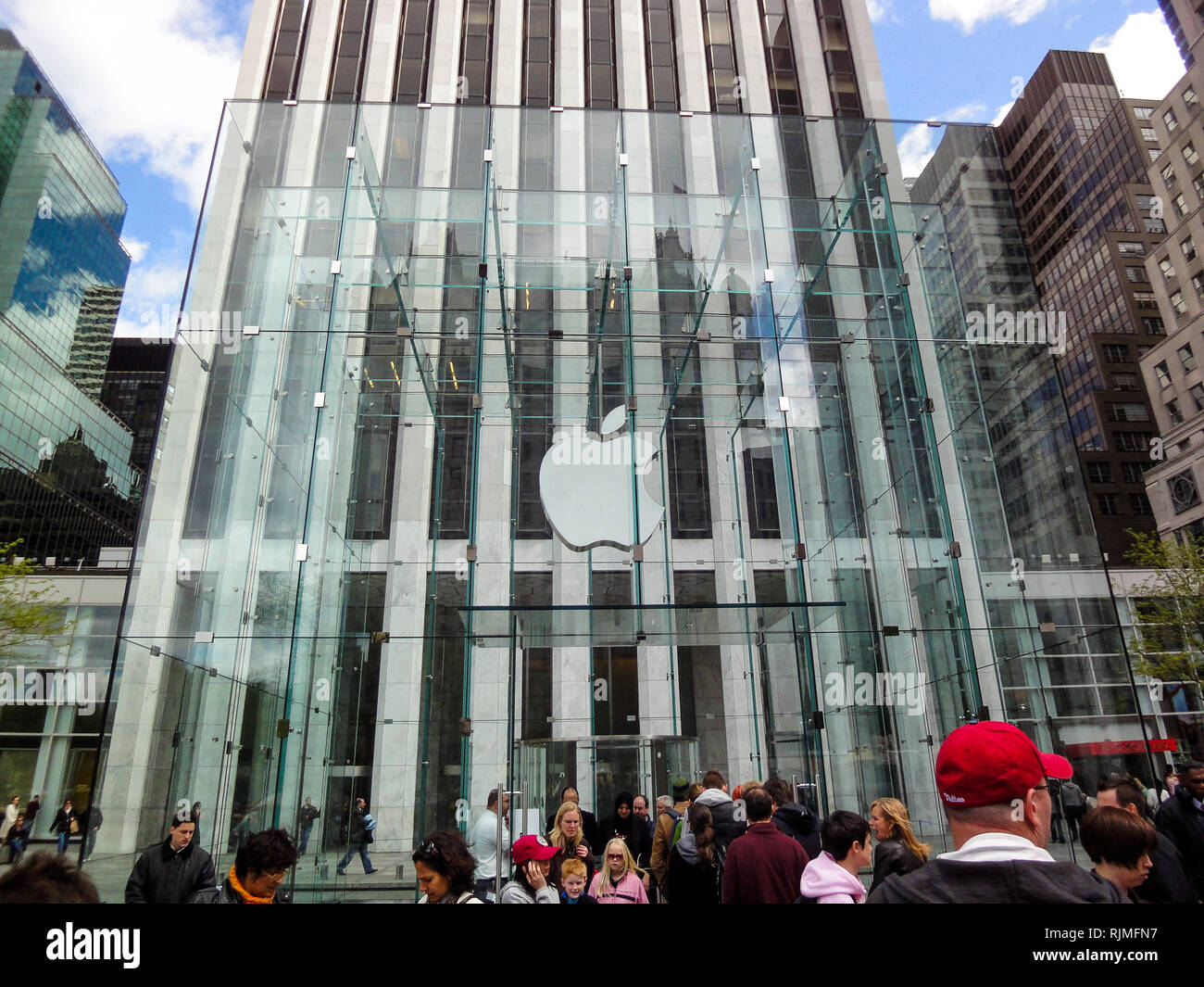 Apple store on Fifth Avenue in Manhattan, New York City, USA, North America  Stock Photo - Alamy