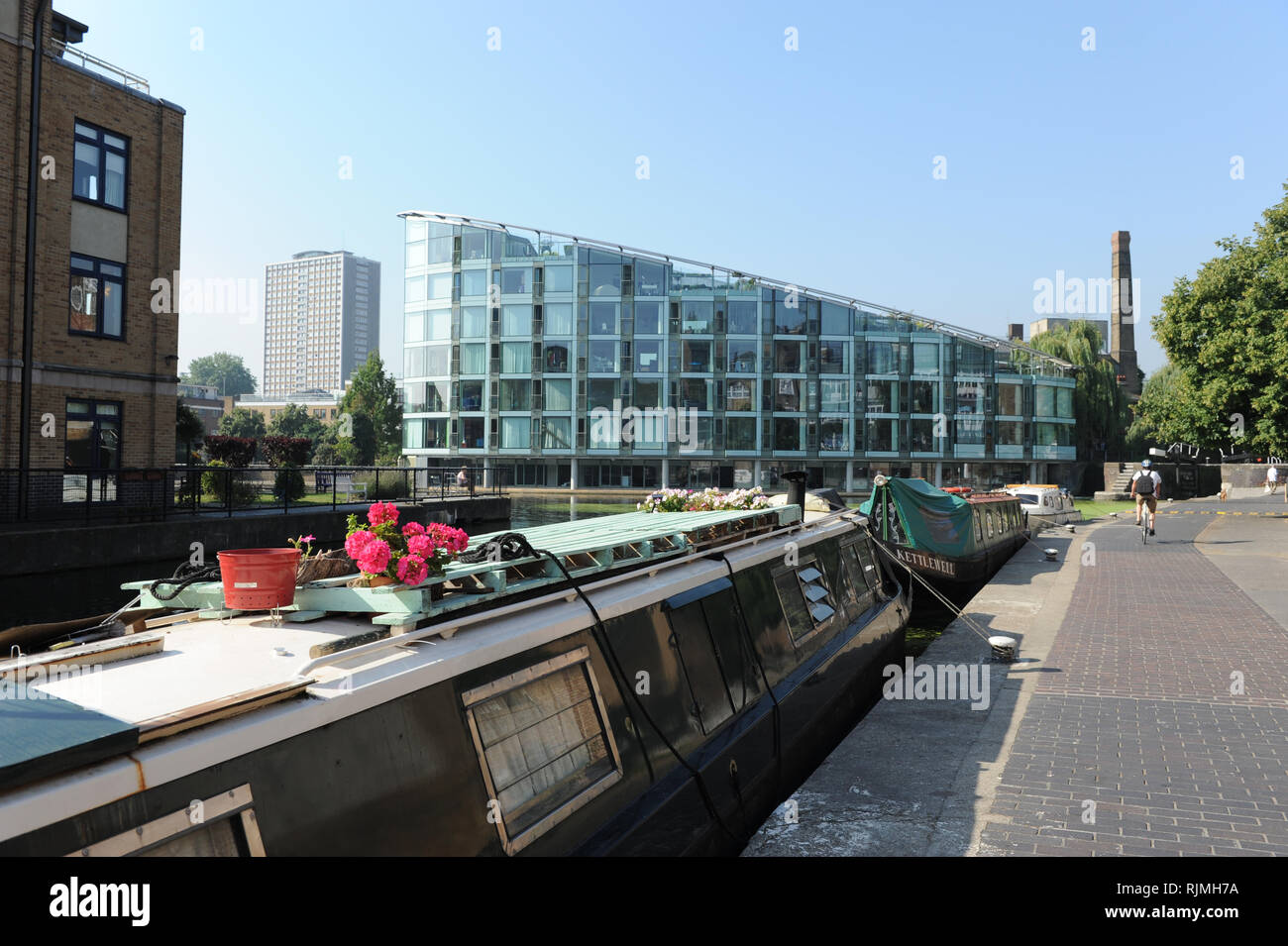 Regents canal city road basin hi-res stock photography and images - Alamy