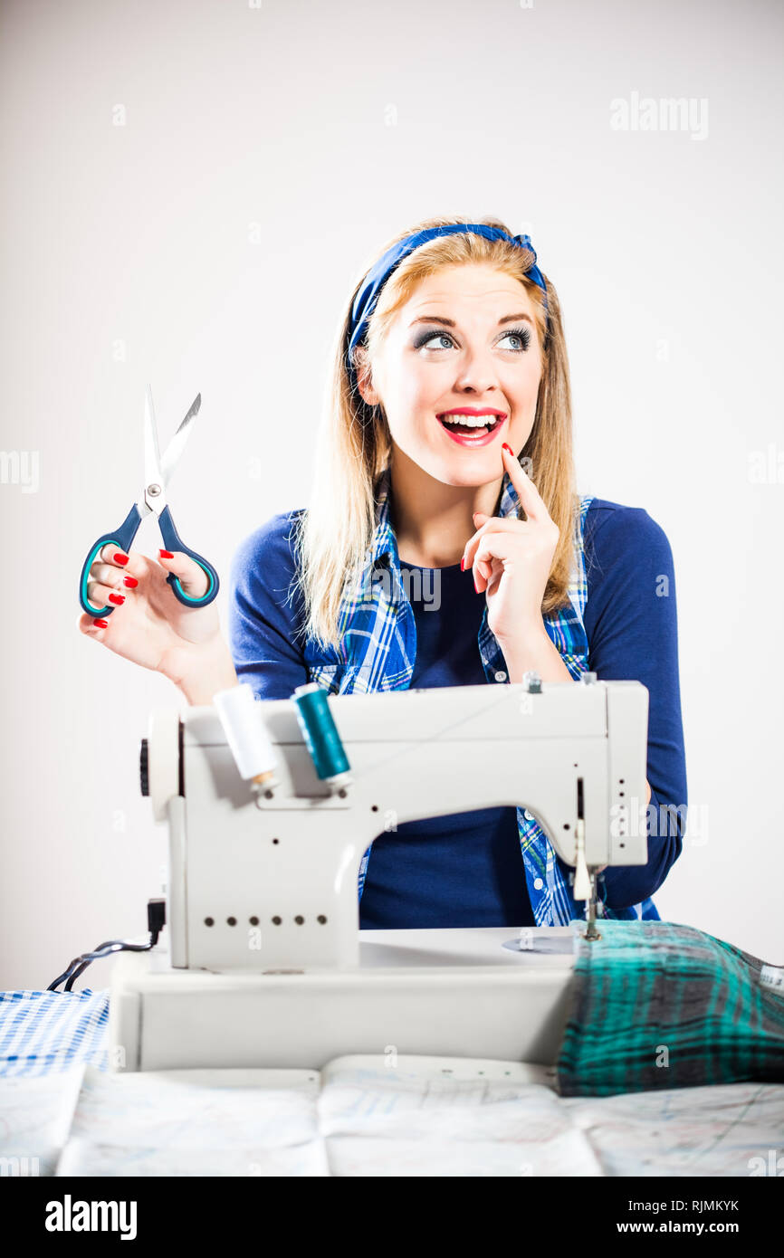 Джейн эндрюс портниха. Джуди дэвис месть от кутюр. Швейная машина исаака зингера. Швея. Швея ретро.