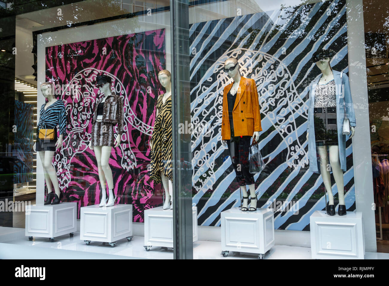 United Kingdom Great Britain England City of London One New Change shopping center Topshop hip fashion women's clothing store display window m Stock Photo