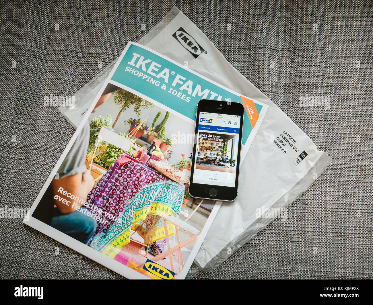 Planeet Hopelijk Soedan PARIS, FRANCE - MAY 3, 2017: IKEA Family Shopping and Ideas monthly  catalogue sent by post and IKEA website opened on the smartphone telephone  for order online new products Stock Photo - Alamy