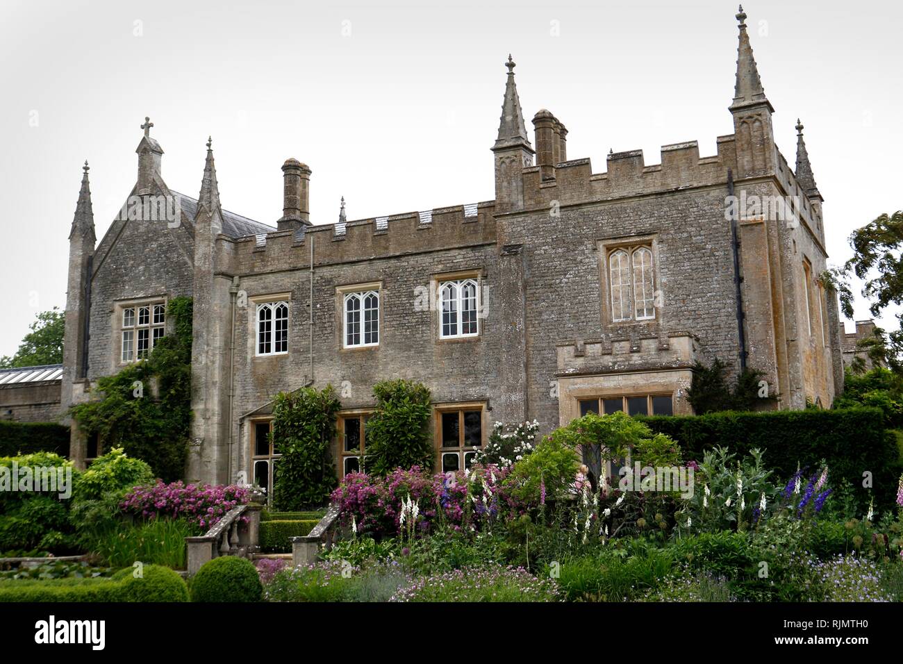 Chimneys english country manor hi-res stock photography and images - Alamy