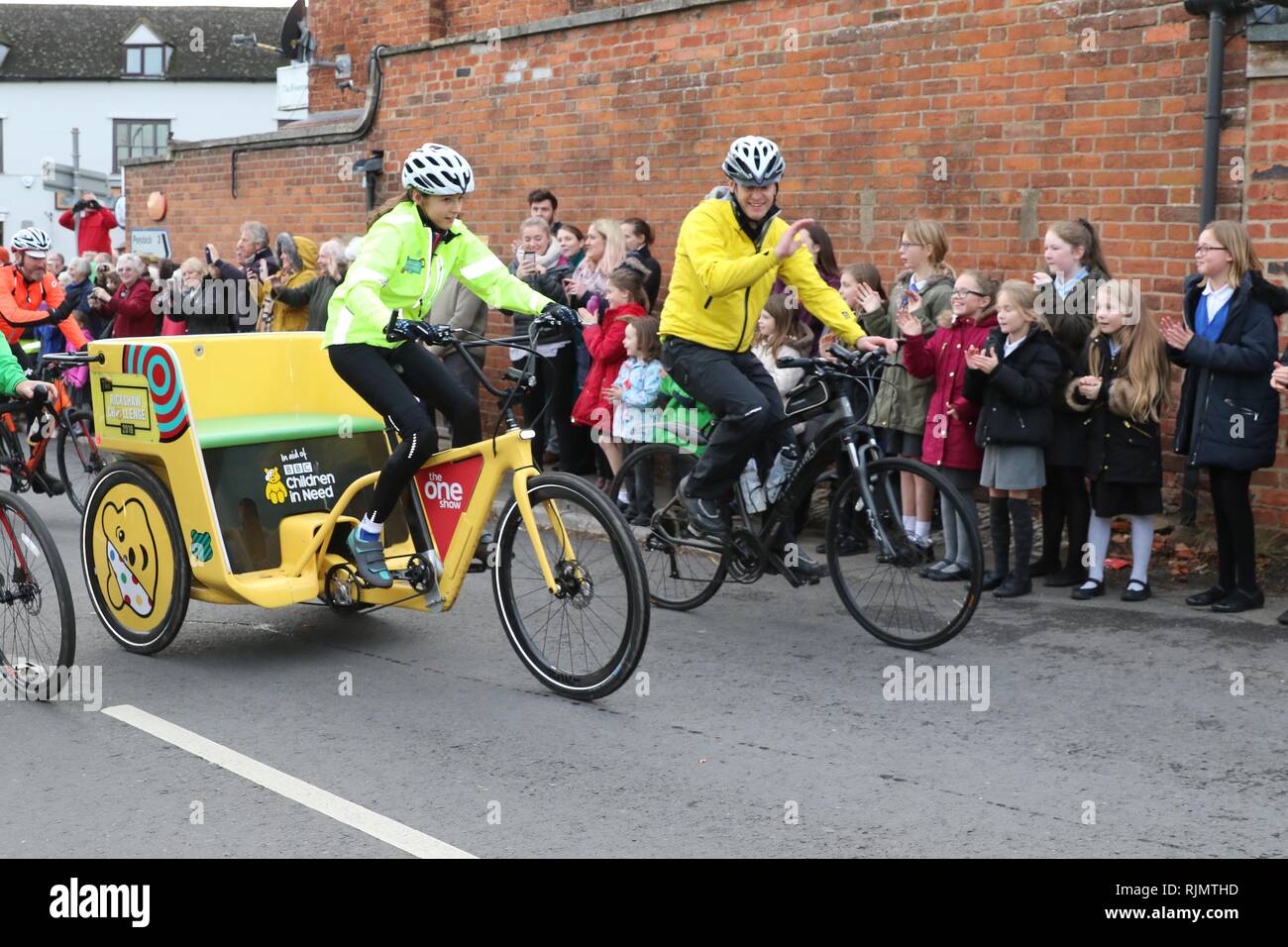 Children In Need Rickshaw Challenge makes it's way through Staunton, with Matt Baker - Children from Staunton C or E Academy School watch the rickshaw Stock Photo