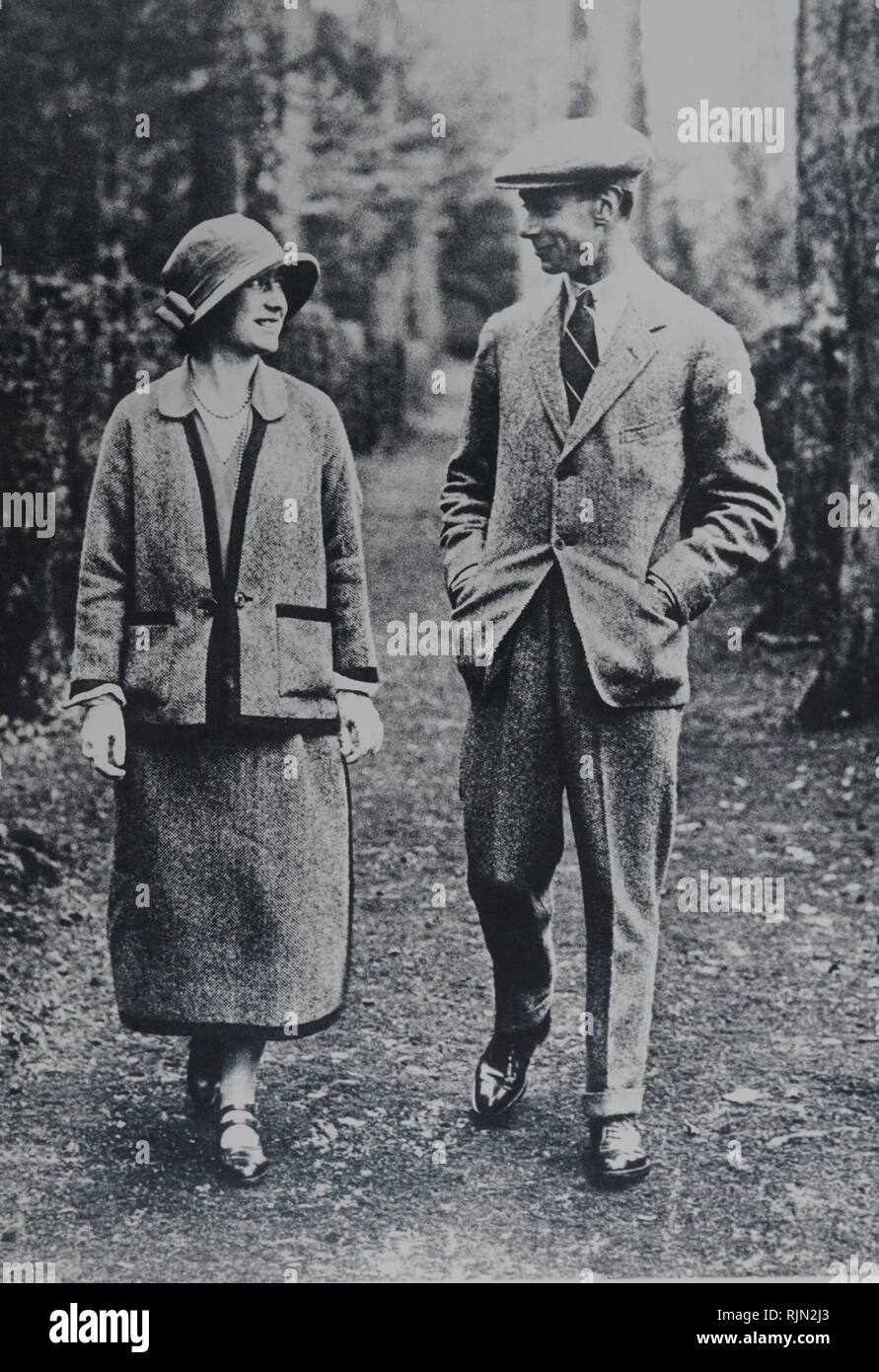 The future King George VI and Queen Elizabeth (Queen Mother) walking in a garden. Circa 1931 Stock Photo