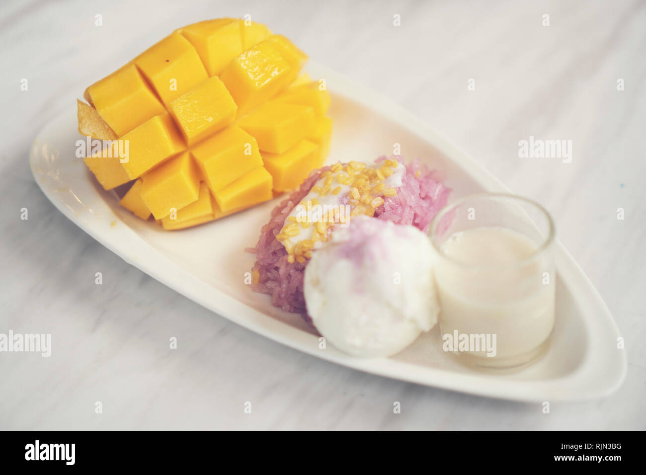 Ripe mango and sticky rice, Thai desserts Stock Photo