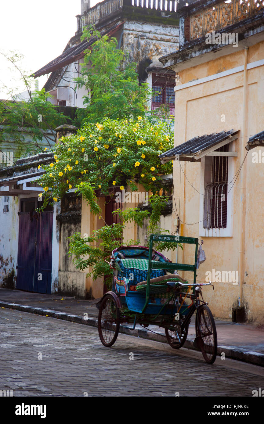 French colonial architecture pondicherry hi-res stock photography and ...