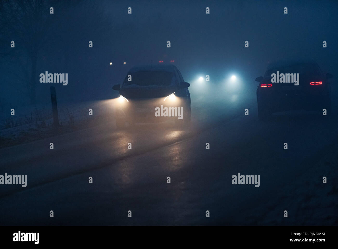 Car headlights at night hi-res stock photography and images - Alamy