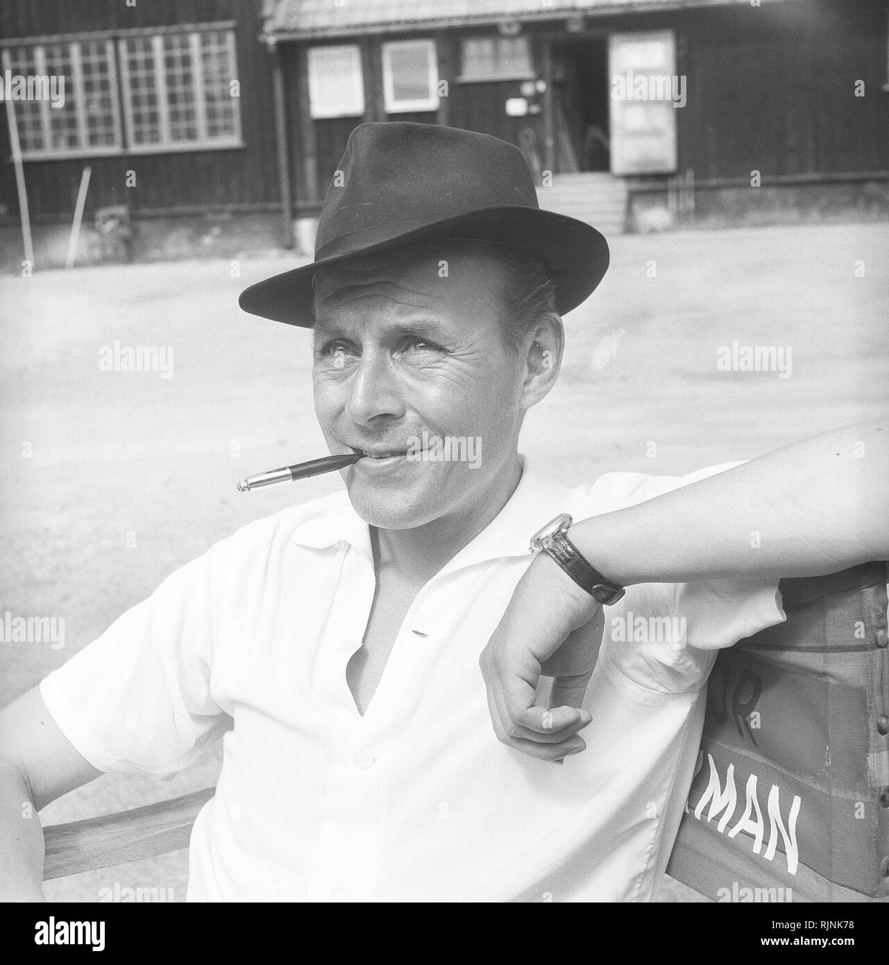 Hat fashion in the 1950s. Actor Hasse Ekman, 1915-2004, wearing a Fedora  type hat. A soft brim and typically creased lengthwise, and pinched near  the front on both sides. Sweden 1950s Photo