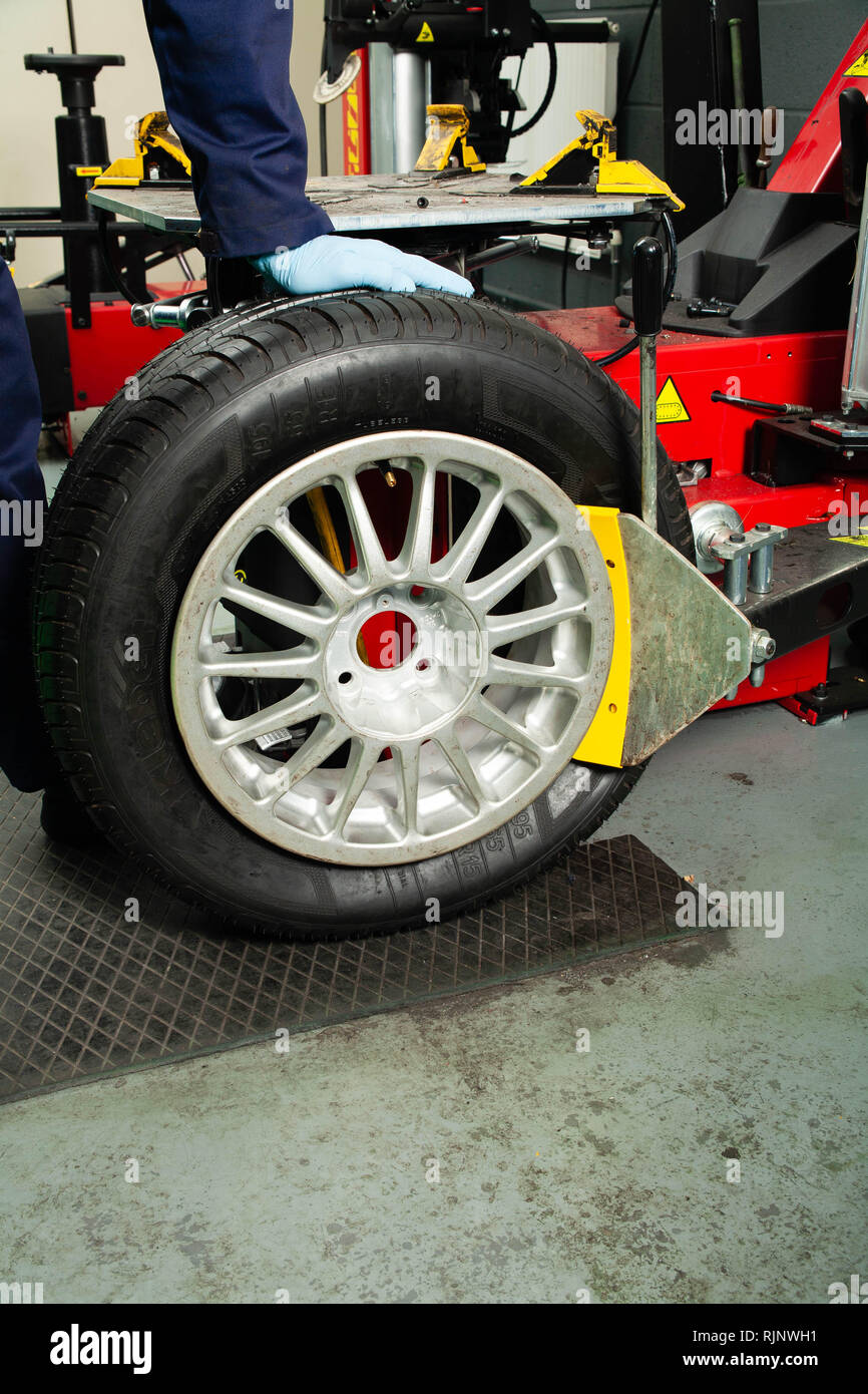 Breaking tyre bead hires stock photography and images Alamy