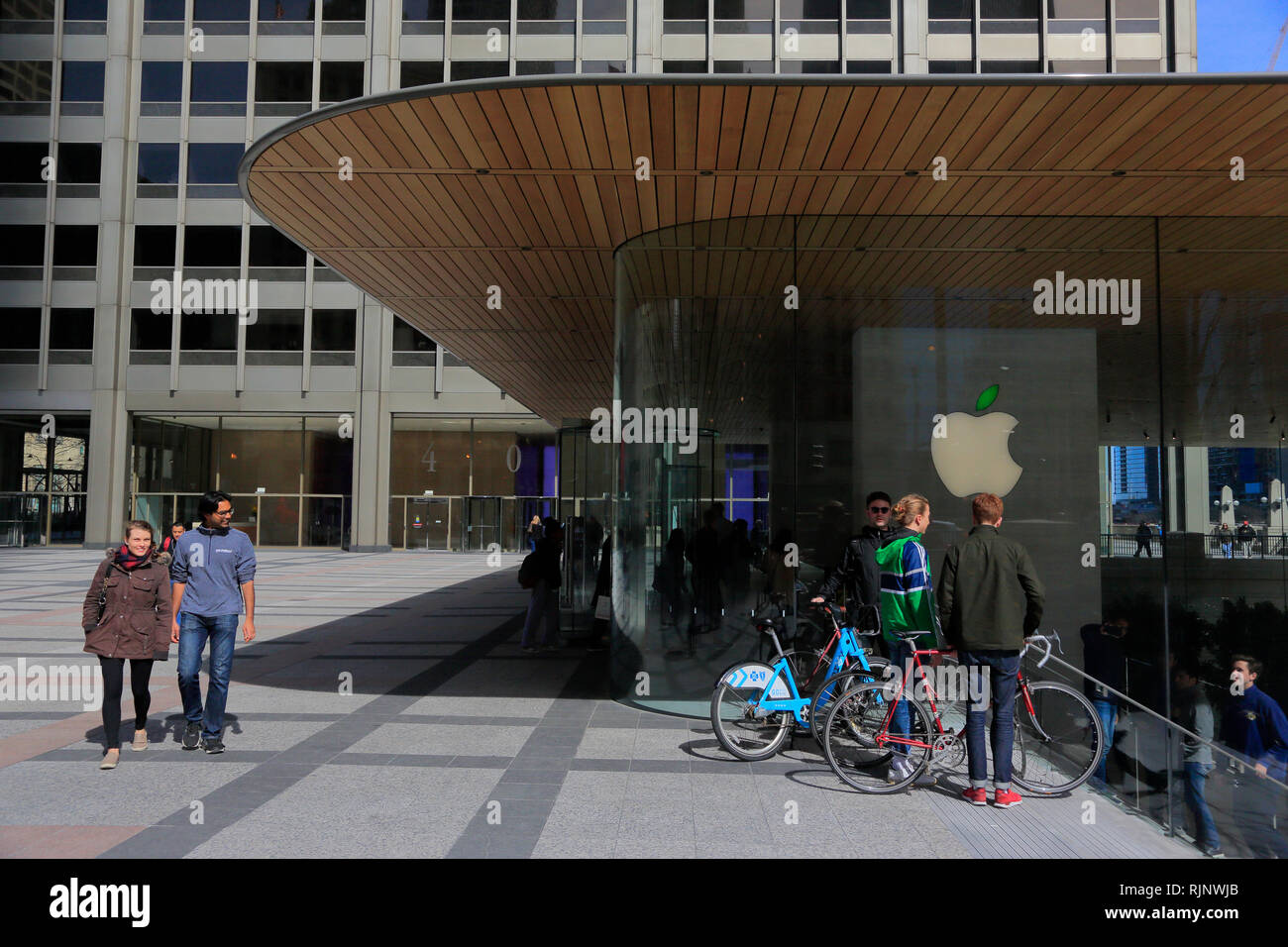 Apple Store Michigan Avenue, Chicago, IL, USA Stock Photo - Alamy