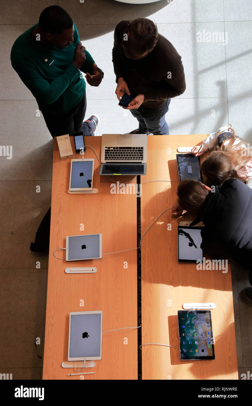 Chicago apple store architecture hi-res stock photography and images - Alamy