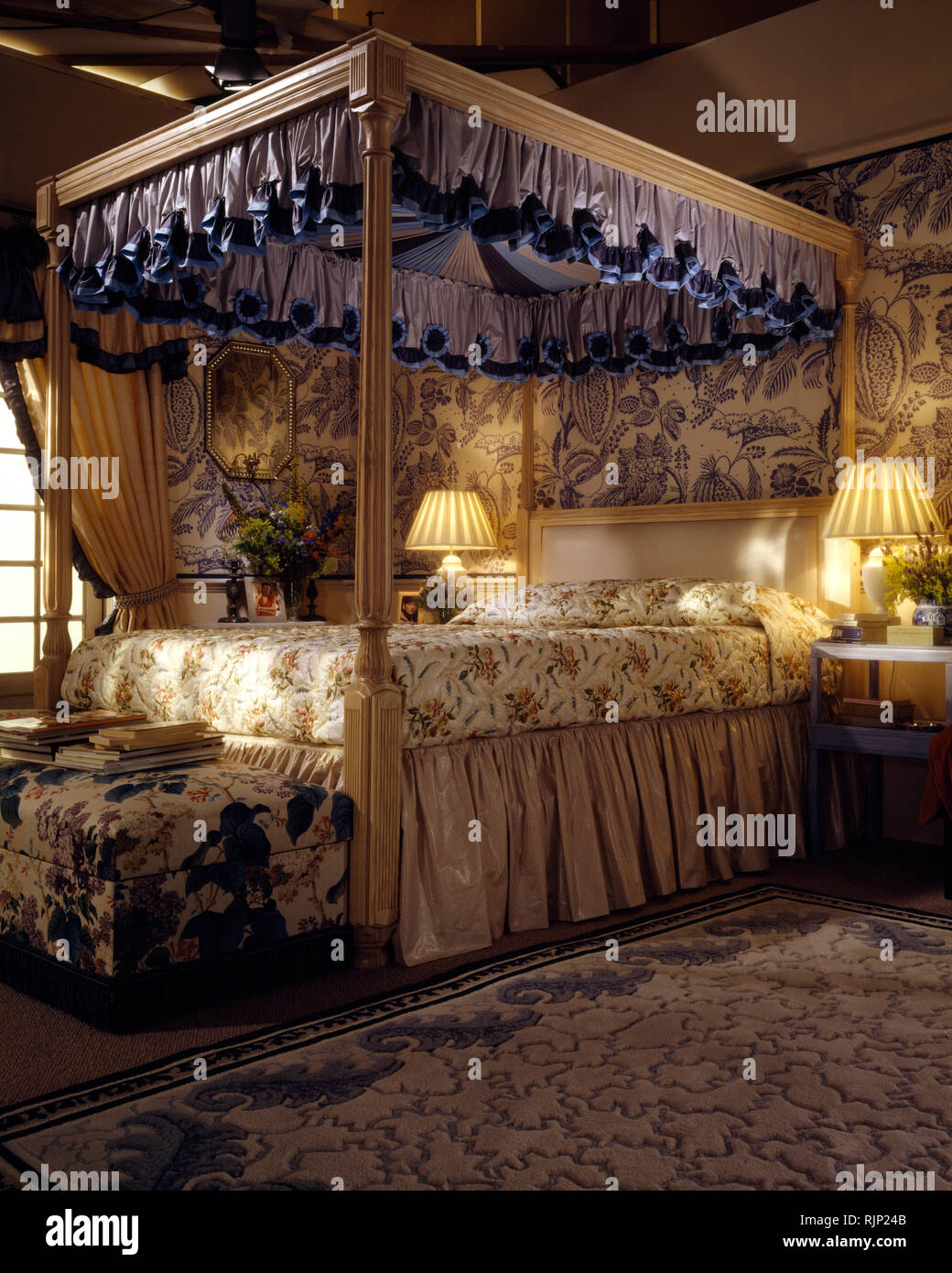 Four poster fourposter hi-res stock photography and images - Alamy