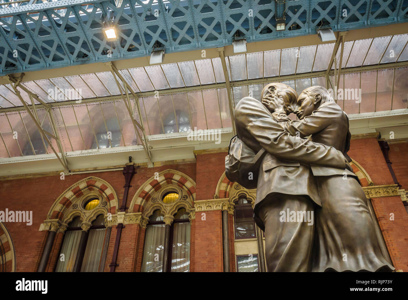 Kiss statue at st pancras hires stock photography and images Alamy