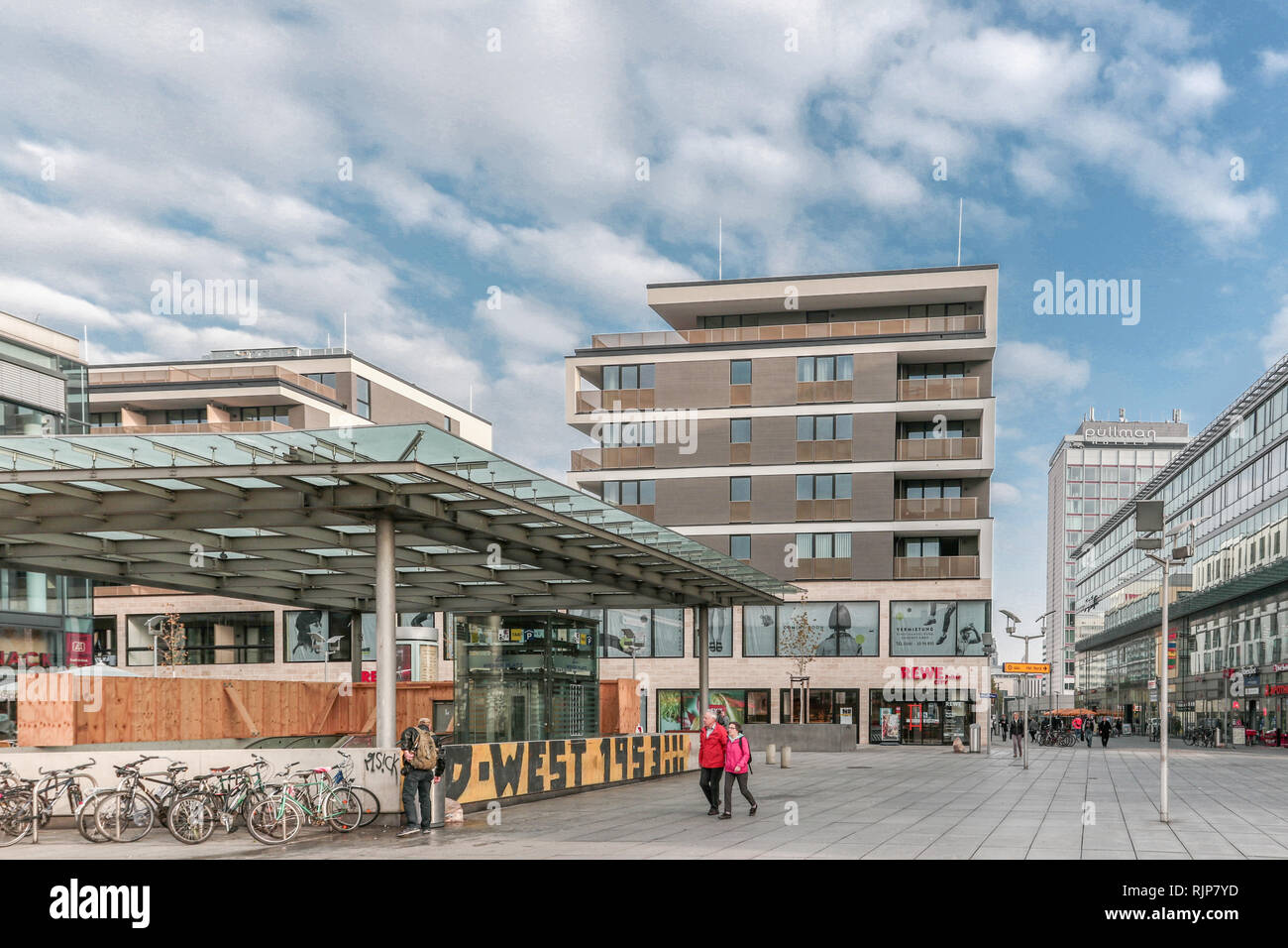 Dresden, Deutschland, 27. Oktober 2016 - Neu gestaltetes Bahnhofsumfeld am Hauptbahnhof in Dresden Stock Photo