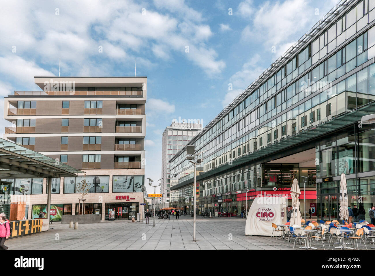 Dresden, Deutschland, 27. Oktober 2016 - Neu gestaltetes Bahnhofsumfeld am Hauptbahnhof in Dresden Stock Photo