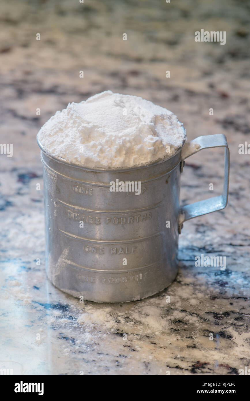 Measuring cup flour hi-res stock photography and images - Alamy