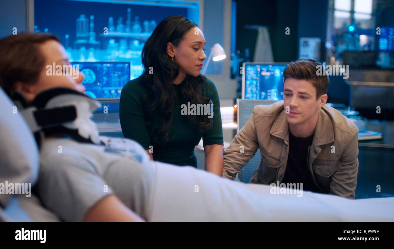 THE FLASH, from left: Jessica Parker Kennedy, Candice Patton 