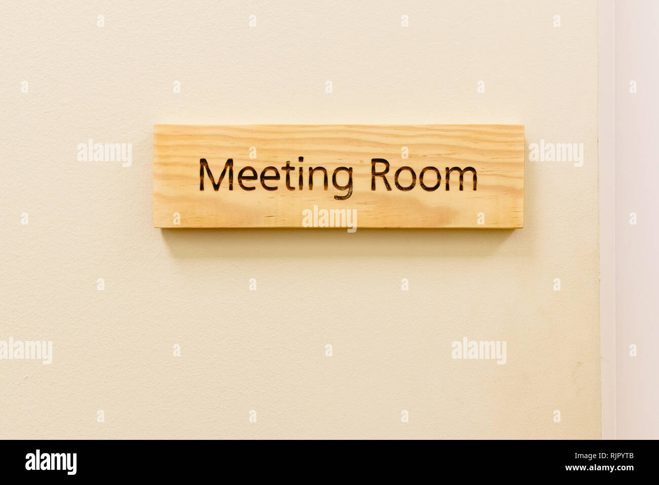 Wooden sign with the word Meeting Room Stock Photo Alamy